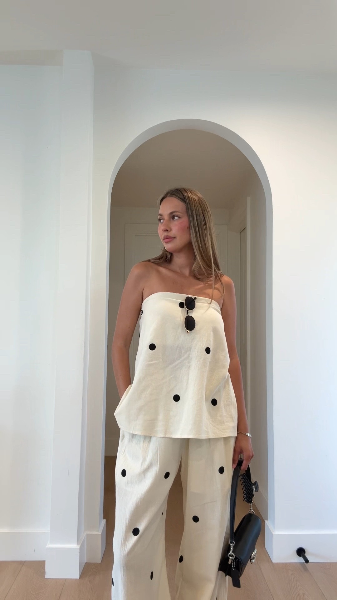 WHAT I’M WEARING 🤍
Amazon set (so good for spring/summer… lightweight + effortless)
Top + pants sold together
Black sandals ( old )  +coach  mini bag to keep it simple