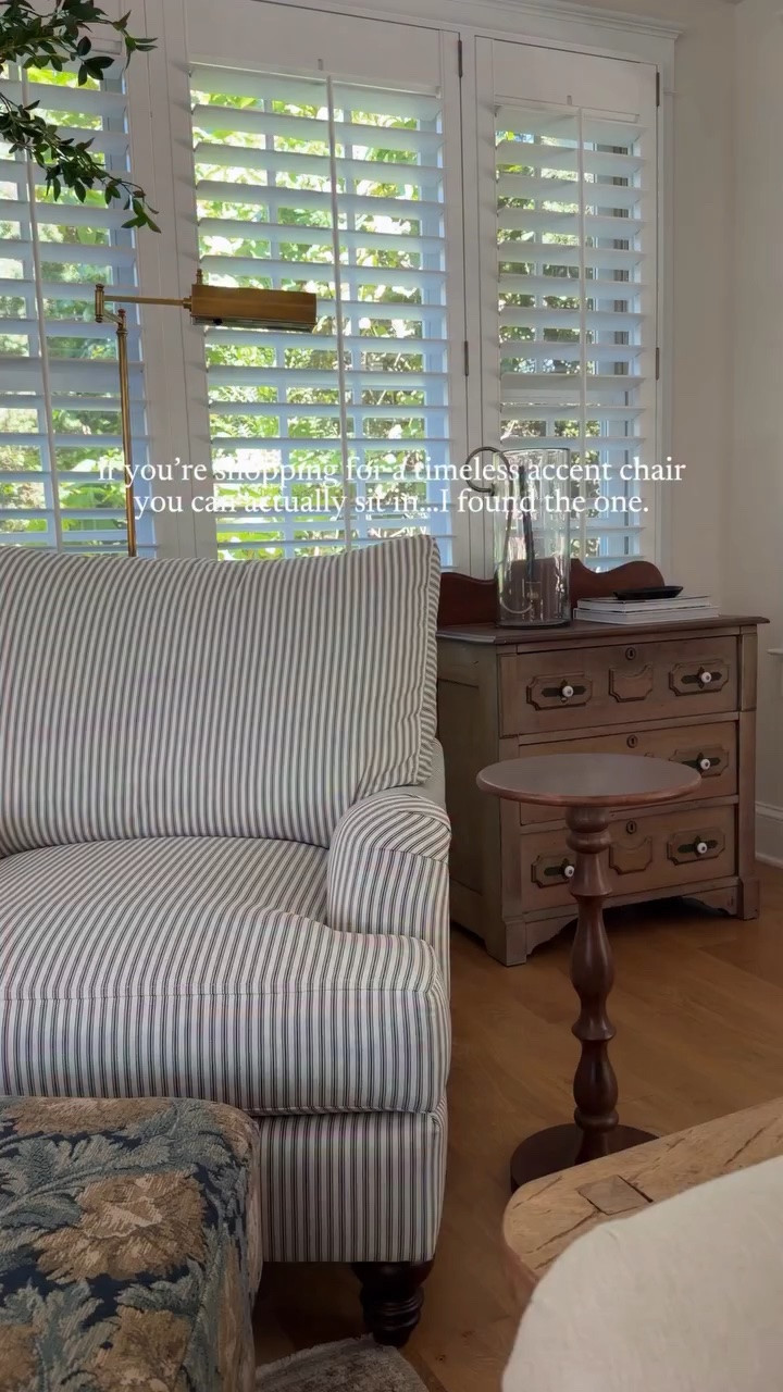 The search for an accent chair that checks both boxes of timeless style and actual comfort, might finally be over. The shape, the scale, the upholstery…it feels right at home without trying too hard. Bonus, it comes in many fabrics! 

Comment SHOP for the chair + everything else you see here.

#birchlanehome @birchlane #traditionalhome #livingroomstyle #classicstyle #classichomedecor