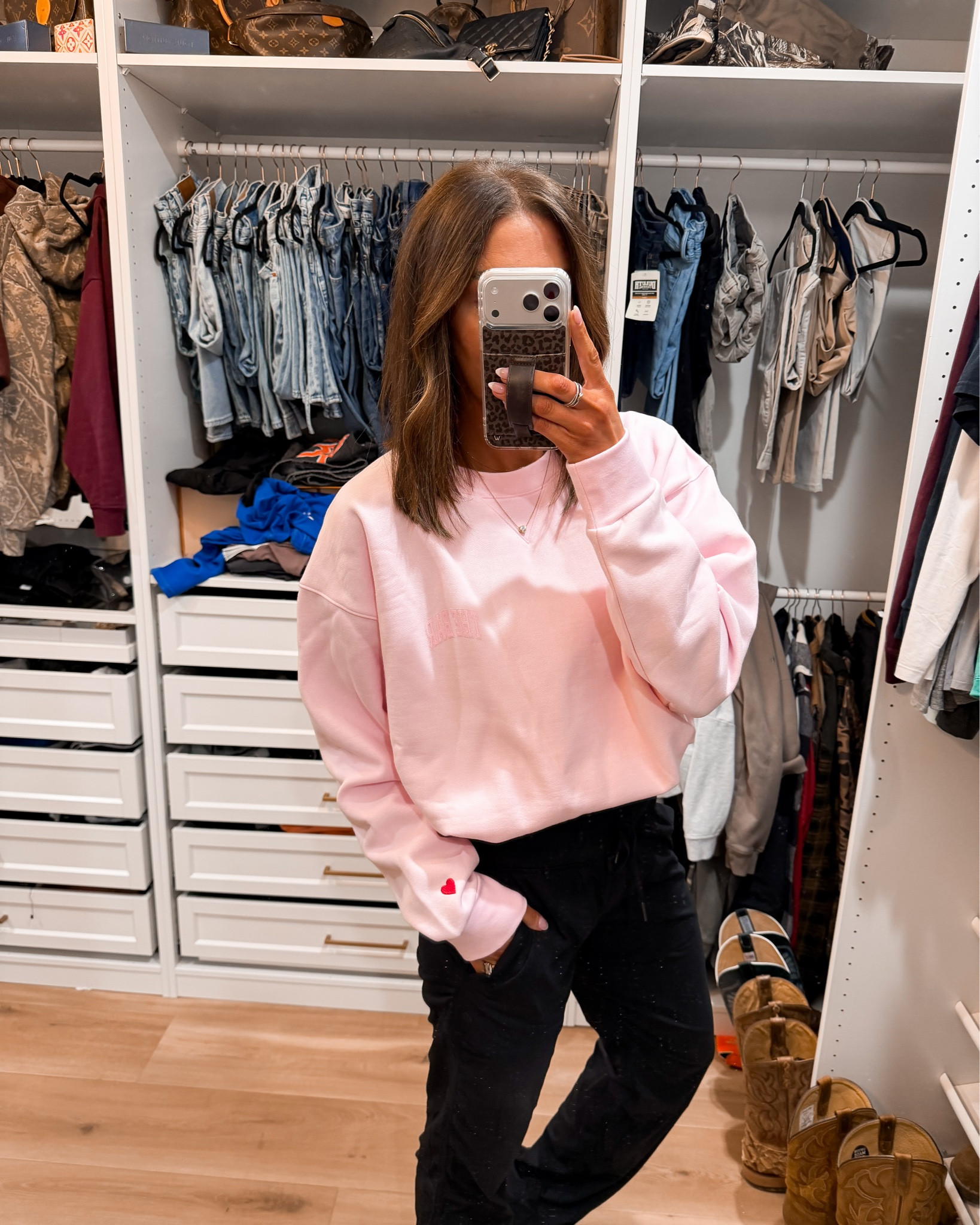 Sweatshirt-large
Pants-8L
Sneakers-tts 

#LTKActive #LTKTall #LTKootd