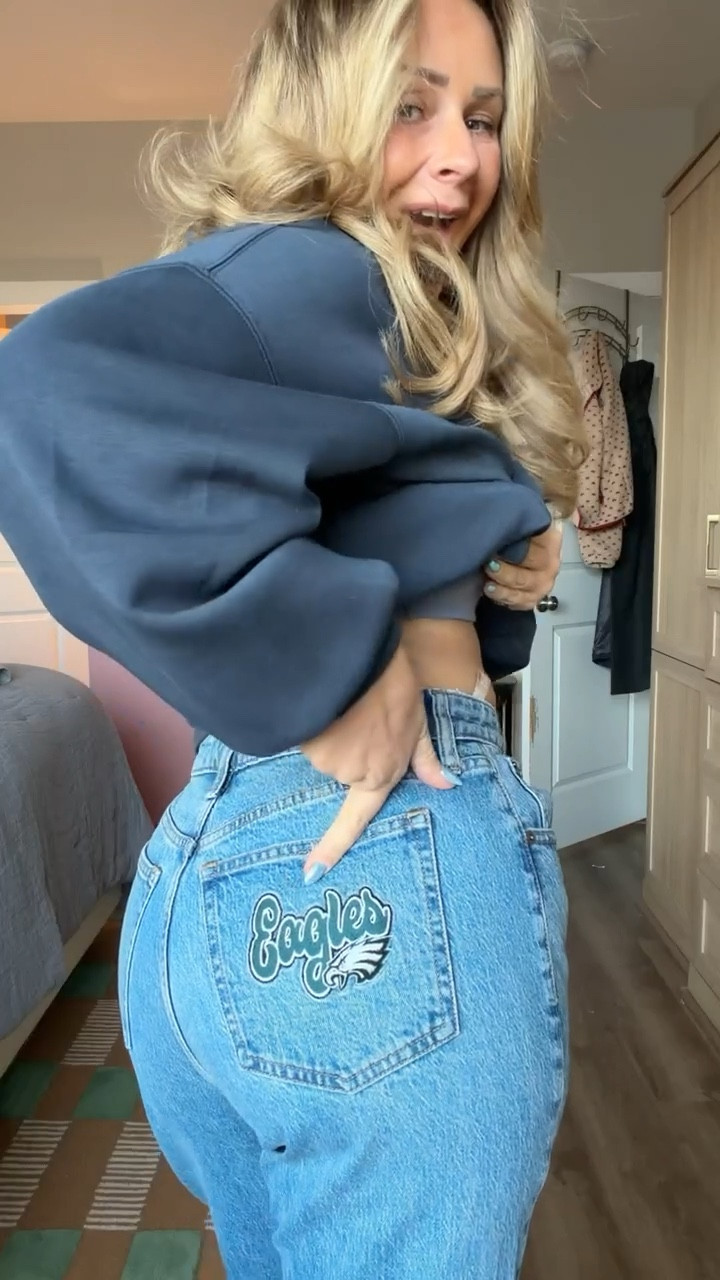 Abercrombie jeans but make them Philly 🦅
The coolest way to rep your team — these **Abercrombie & Fitch jeans with the Philadelphia Eagles emblem are giving effortless, off-duty cool.
High-rise, flattering through the waist, and that perfectly broken-in denim Abercrombie always gets right. Pair with a simple knit or hoodie and let the jeans do the talking.

✨ true to size
✨ great length options
✨ sporty but still elevated

Linked here 👇

abercrombie jeans, women’s denim, philly jeans, trendy outfit, women’s fashion, petite friendly 

#LTKSeasonal #LTKootd