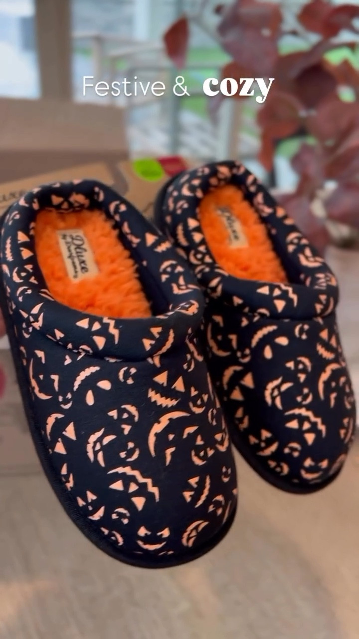 🎃 GIVEAWAY TIME! I’ve teamed up with @dearfoams to get you cozy and ready for the Halloween season! One lucky winner will receive a pair of Festive Dearfoams slippers AND a $75 Target gift card to help you stock up on all your spooky season essentials! 👻

To enter:
1️⃣ Follow @dearfoams and me!
2️⃣ Like this post
3️⃣ Tag a friend who loves Halloween as much as you do (each tag = one entry!)

Bonus entry: Share this post to your story and tag us!

Giveaway ends Sept 30th 11:59 PM. Open to US residents only. Good luck, ghouls and goblins! 🍂👟 #DearfoamsGiveaway #CozyHalloweenVibes #targetfinds #targetfall #targetmom #targetstyle #ltkfamily