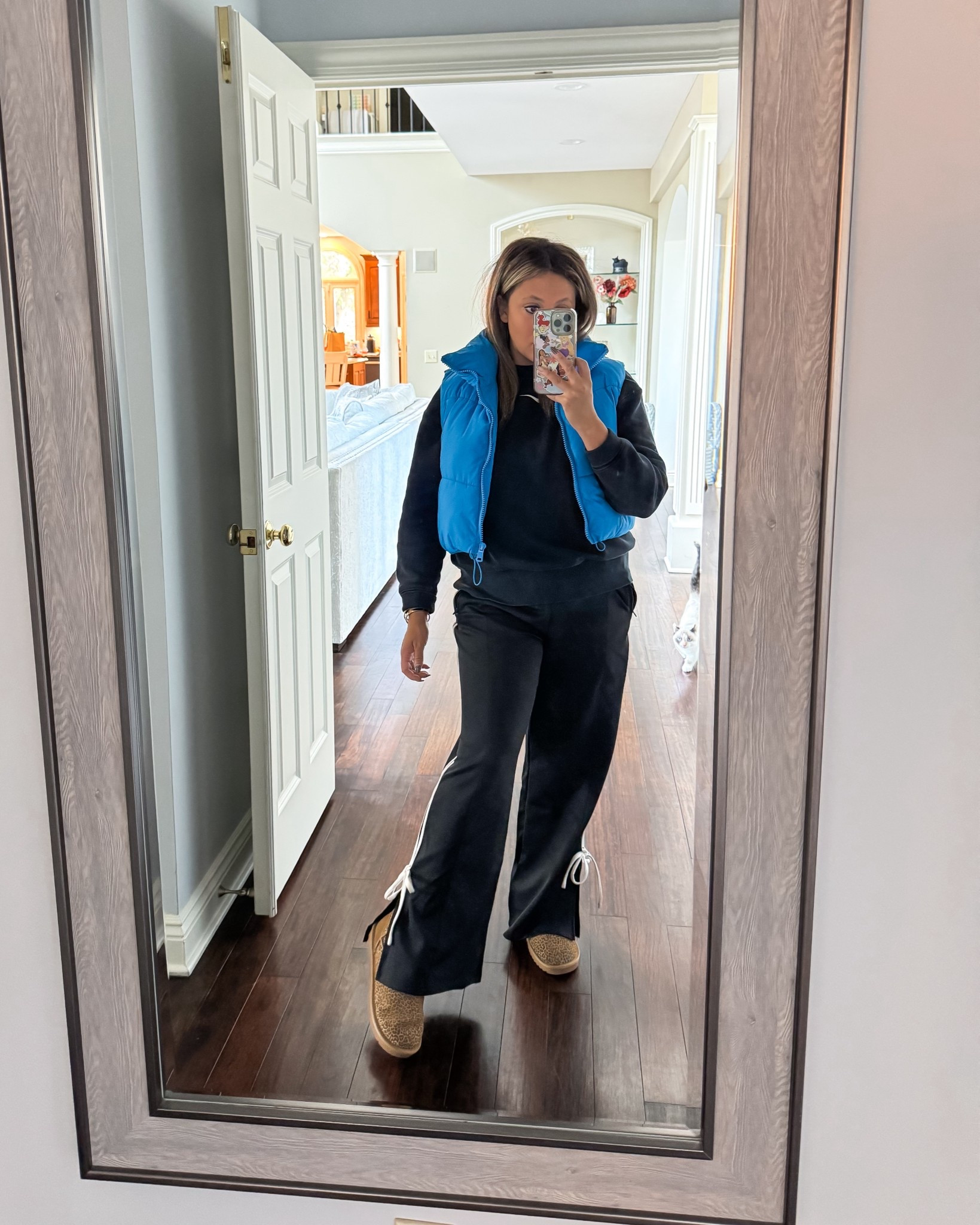 Love the bow detail on these sweatpants. They are like a workout material too. Paired it with a Nike sweatshirt and cropped puffer jacket from Amazon! 

#LTKFindsUnder100 #LTKSeasonal