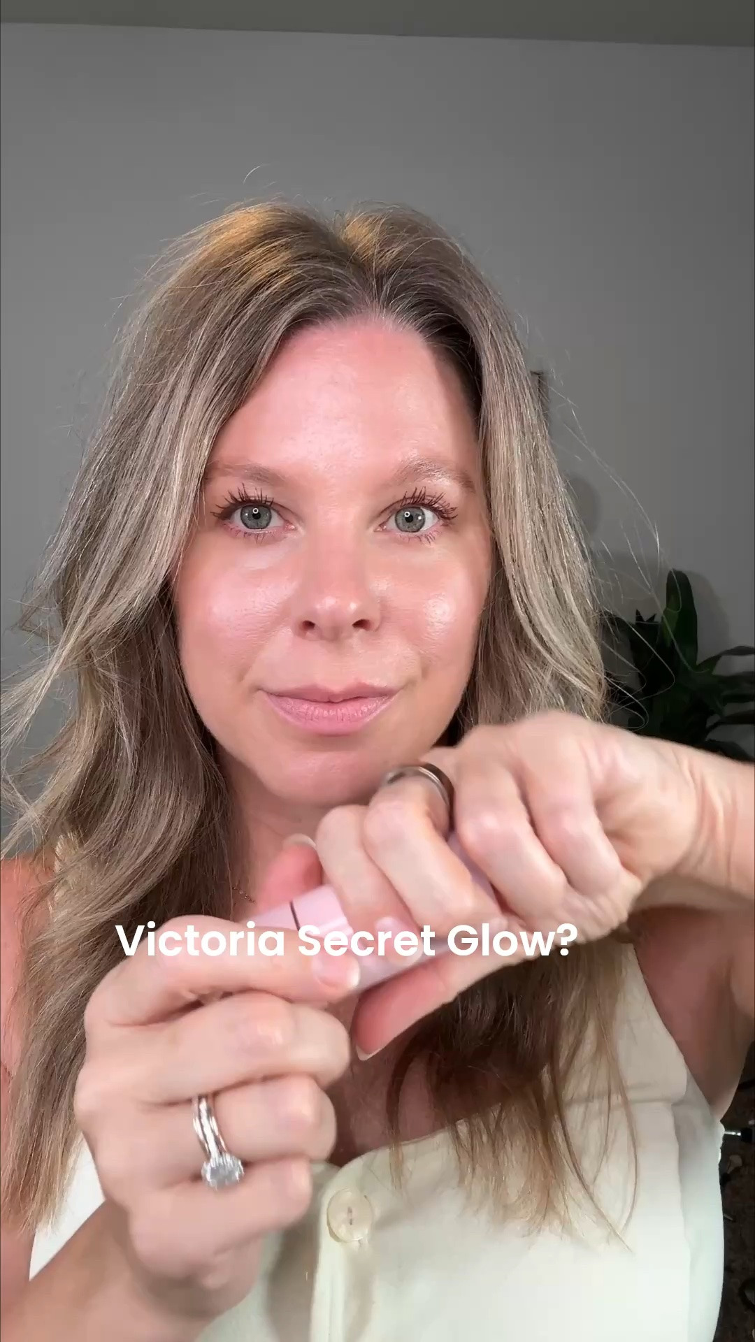 Red blush??? That was the secret to the 2000’s Victoria’s Secret flushed glow! This was confirmed by makeup artist, Rose Marie Swift 😍. What do you guys think, would you try this? And follow along for more easy and everyday make up for women over 35!

Using cream blush by @thebkbeauty

#makeupformatureskin #redblush