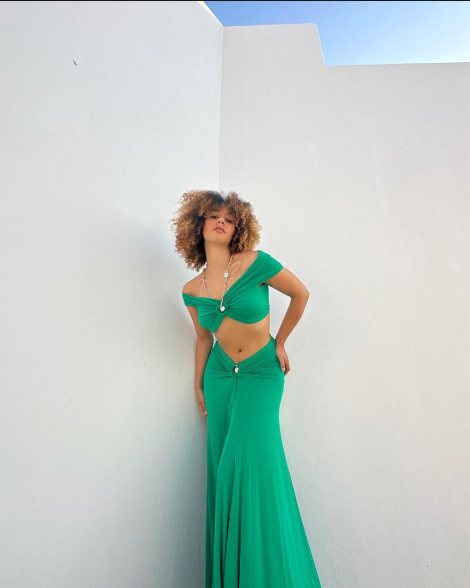 Ensemble Rabanne vert

longue jupe à fronces verte, top court vert, soutien gorge drapé à detail de chaîne #Rabanne

#LTKstyletip #LTKeurope