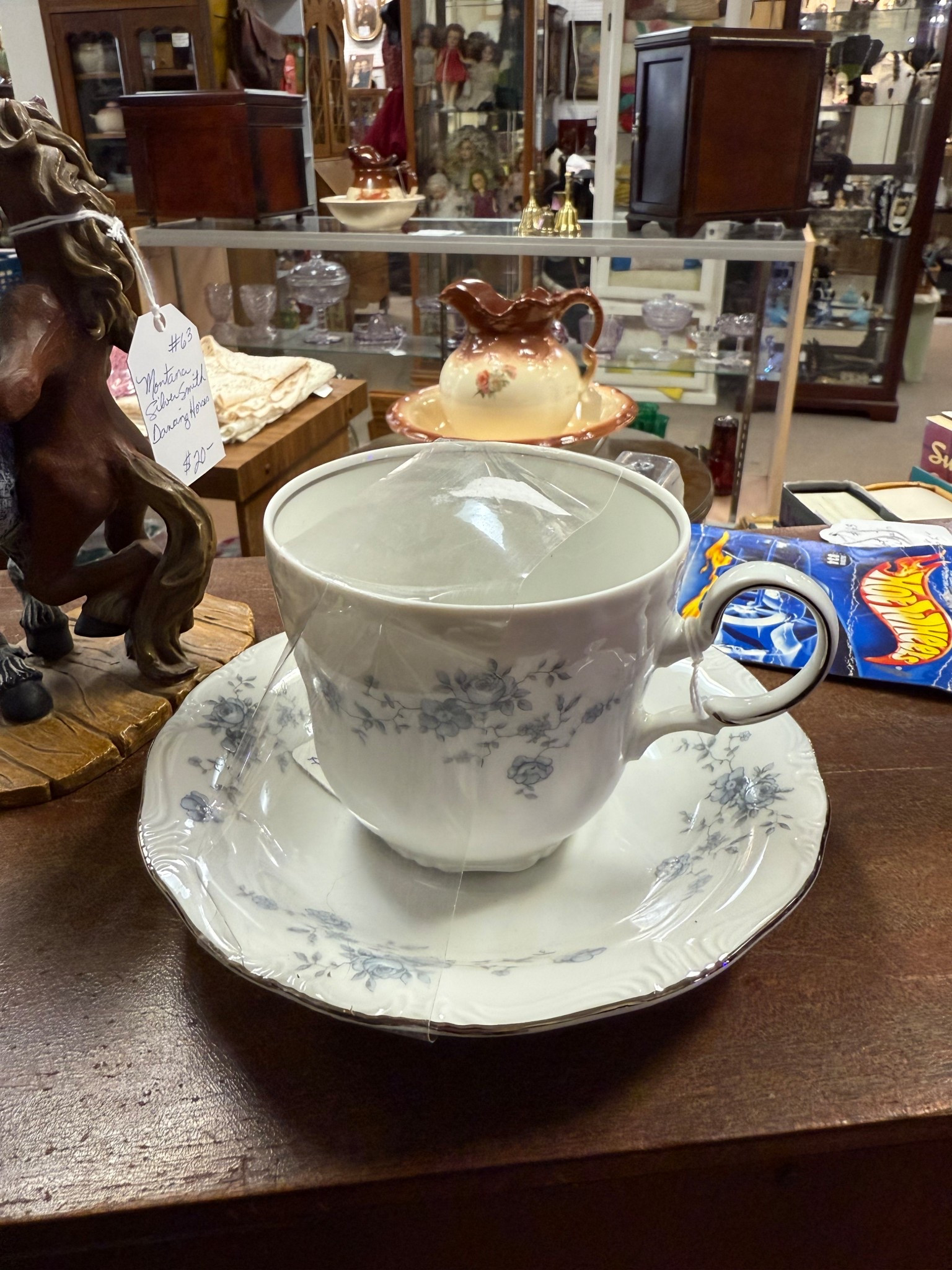 Hard to resist an antique tea cup this cute!! 😍 🫖 