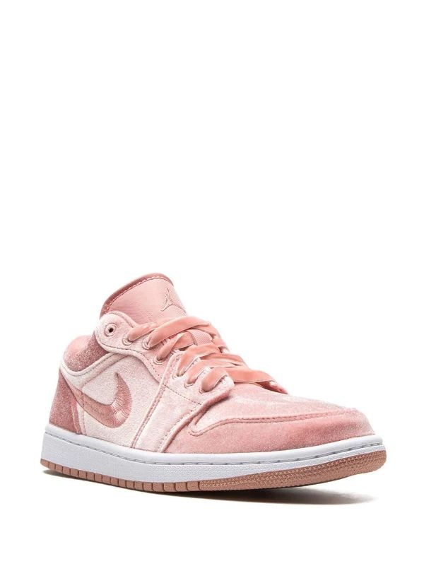 Air Jordan 1 Low SE "Pink Velvet" sneakers | Farfetch Global