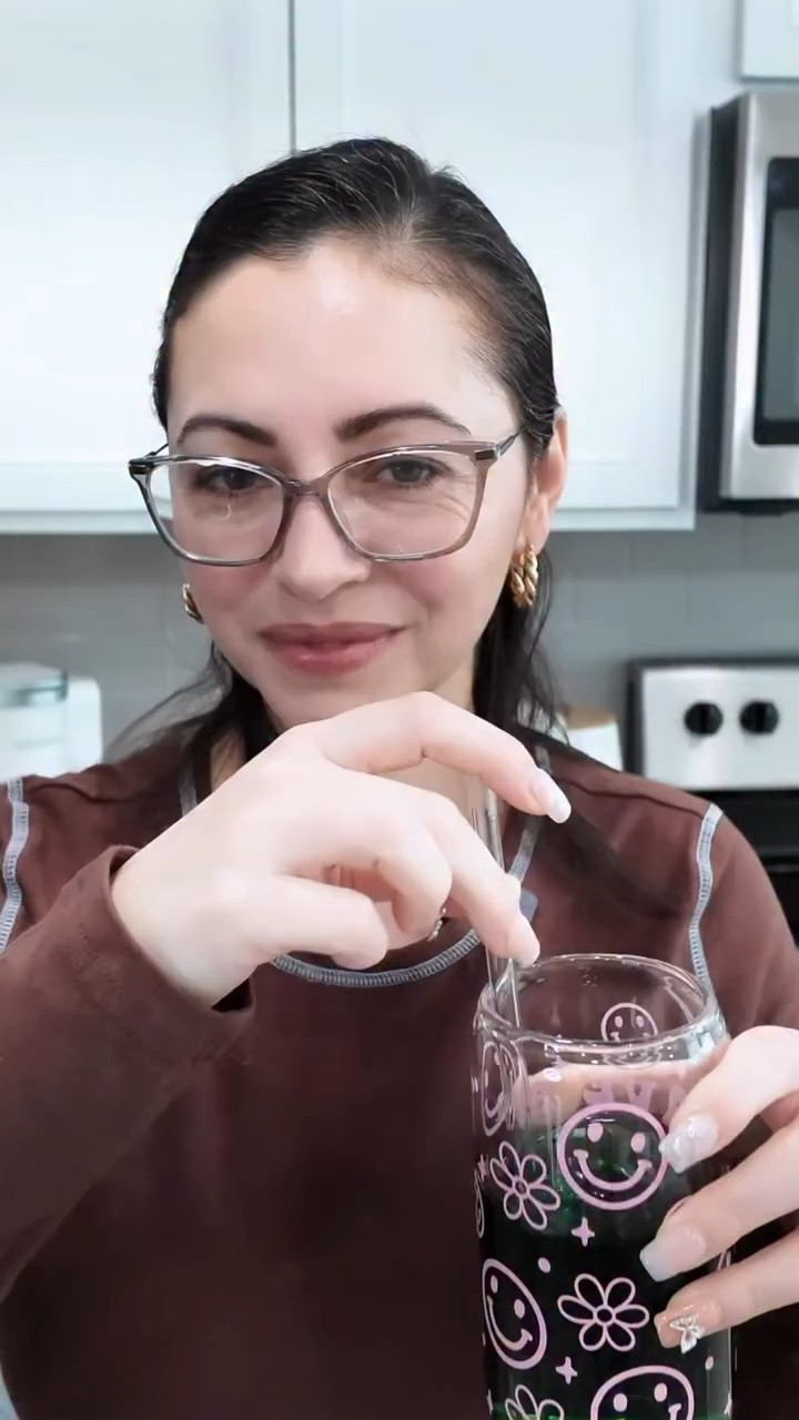 Gotas de clorofila líquida.
 Puede ayudar a apoyar la digestión, reducir el mal aliento y el olor corporal, además de aportar antioxidantes que favorecen el bienestar general y la salud de la piel. Fácil de mezclar en agua y perfecta para tu rutina diaria.

#clorofila #clorofilaliquida #clorofilalíquida #suplementos  #digestión