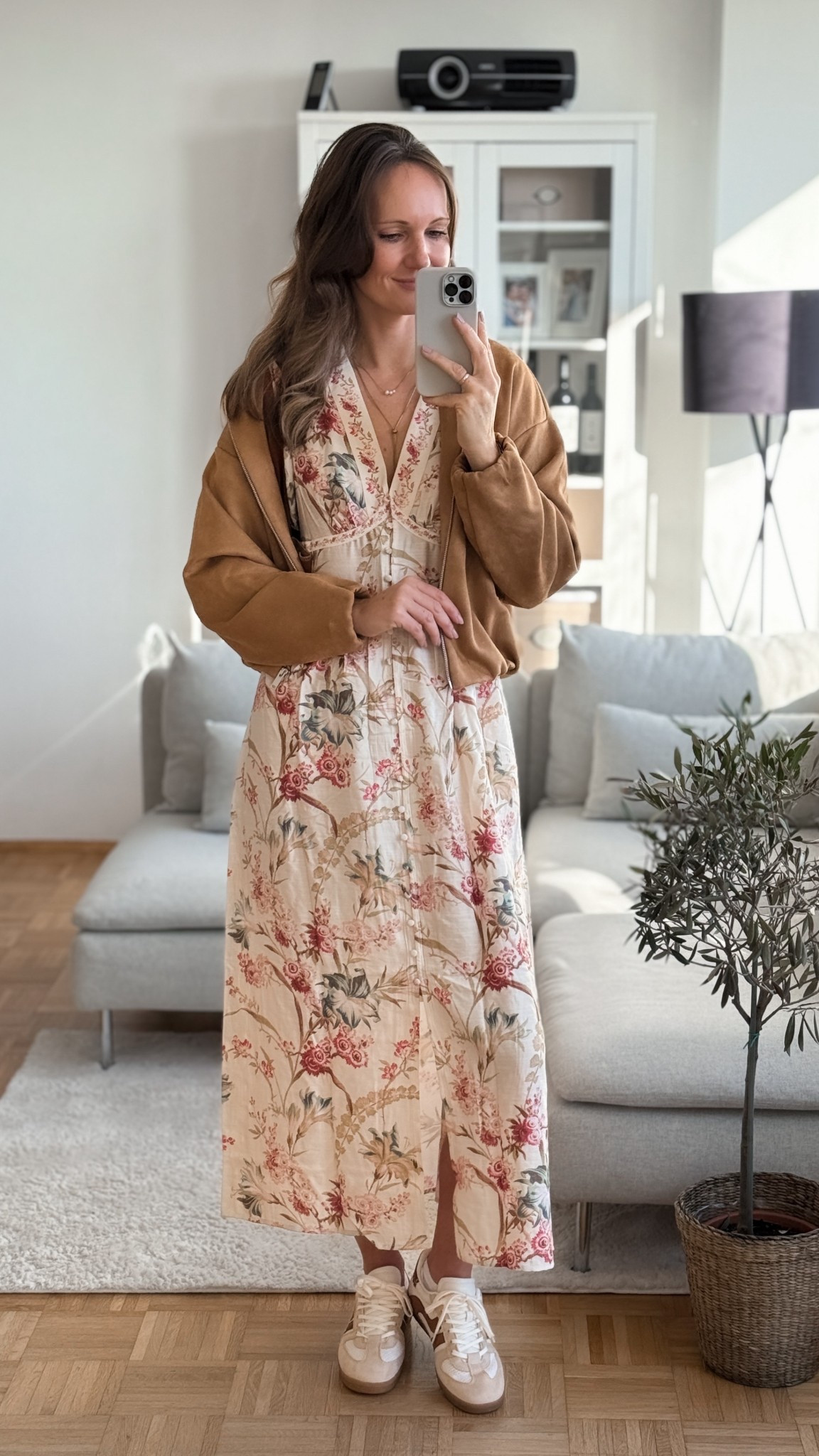 Es wird Zeit für den Frühling, um all die schönen Teile tragen zu können, wie dieses geblümte Kleid mit der leichten Jacke dazu.

#LTKFashionMonth #LTKspring #LTKdeutschland