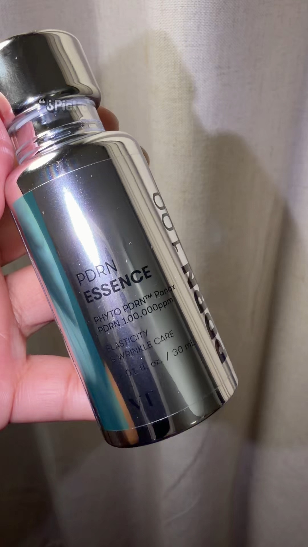 Texto]
Esta es la crema en cápsulas VT. Esta formulado con 100.000 ppm de PDRN, lo cual es increíble para tu piel. Además, contiene 11 péptidos diferentes y nueve ácidos hialurónicos diferentes. También incluye el bálsamo en barra de PDRN. Si tienes melasma, hiperpigmentación o cicatrices de acné, esta será tu combinación habitual.

#LTKselfcare #LTKOver40 #LTKBeauty