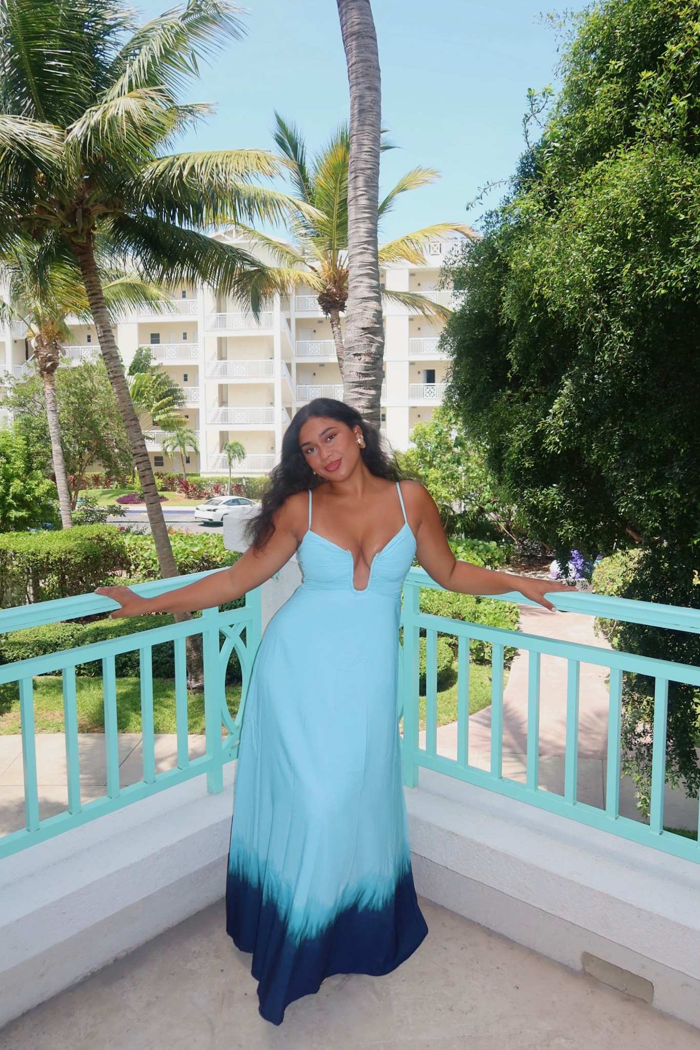 Abercrombie dress from the “bra-free” collection, has built in minimal padding & runs true to size imo (wearing a M)

It’s really snatching & stretchy in the wait but if you have a bigger chest I would recommend sizing up a size🫶