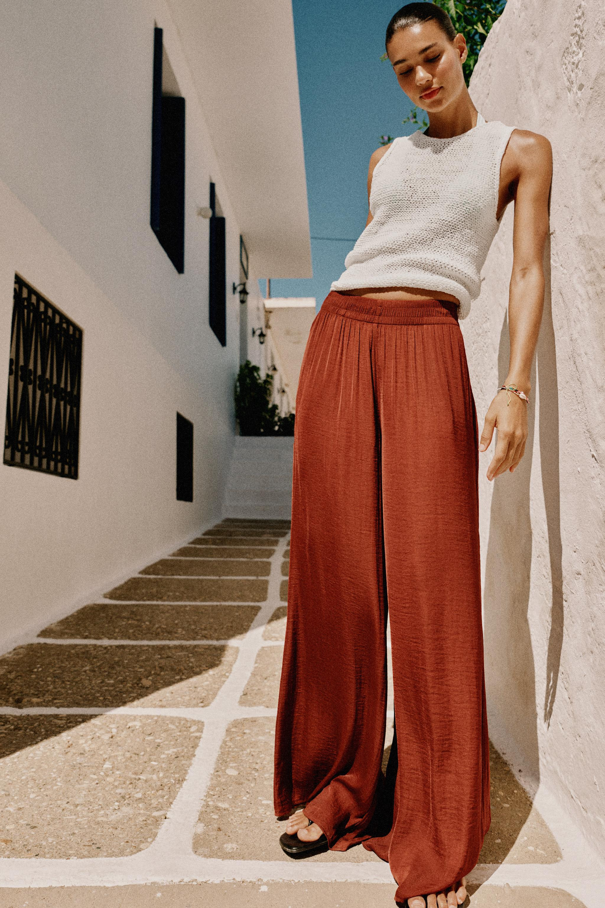 High-waist trousers with an elastic waistband and front pockets. Featuring a wide-leg design. | Zara UK