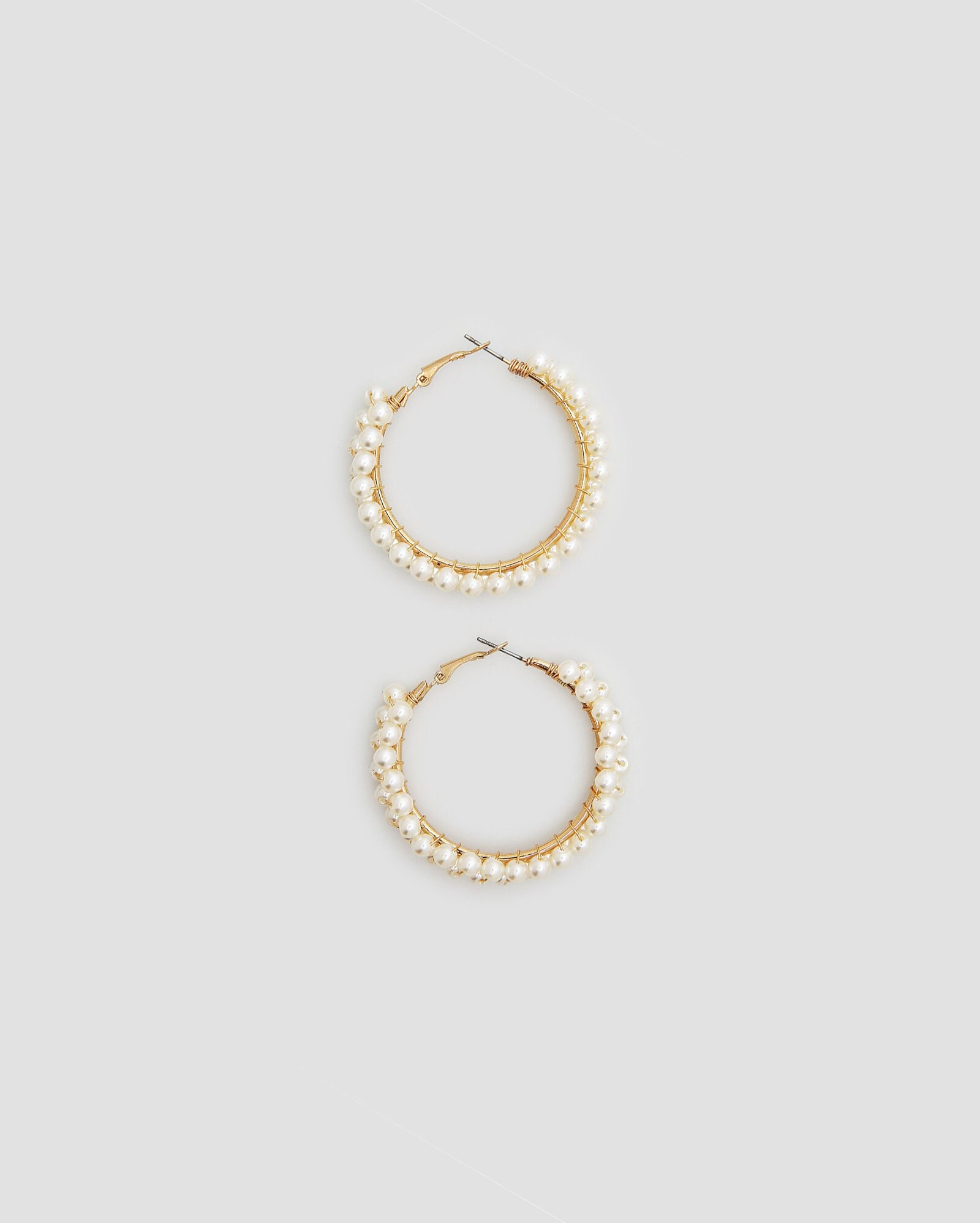 Brinco feminino argola com pérolas dourado | Accessori by Riachuelo | Riachuelo (BR)