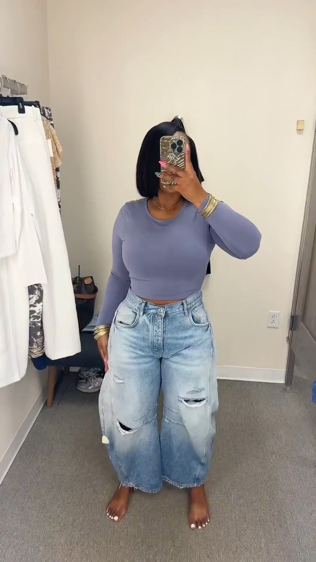 Okayyyy these barrel jeans are actually a moment 😮‍💨✨

I love that they give the oversized denim vibe without swallowing you up. The fit is relaxed but still super flattering, and they look cute with literally everything from basics to chunky sweaters.

The white knit = cozy casual 🤍
The fitted long sleeve = effortless everyday look ✨

Definitely one of those jeans you keep reaching for once you put them on. Wearing a size 28 🔥

#barreljeans #denimstyle #casualoutfits #everydaystyle #oversizeddenim #ltkstyle #ltkootd #fallfashionfinds #effortlessstyle #petitefashion #outfitinspo

#LTKgrwm #LTKSeasonal #LTKootd