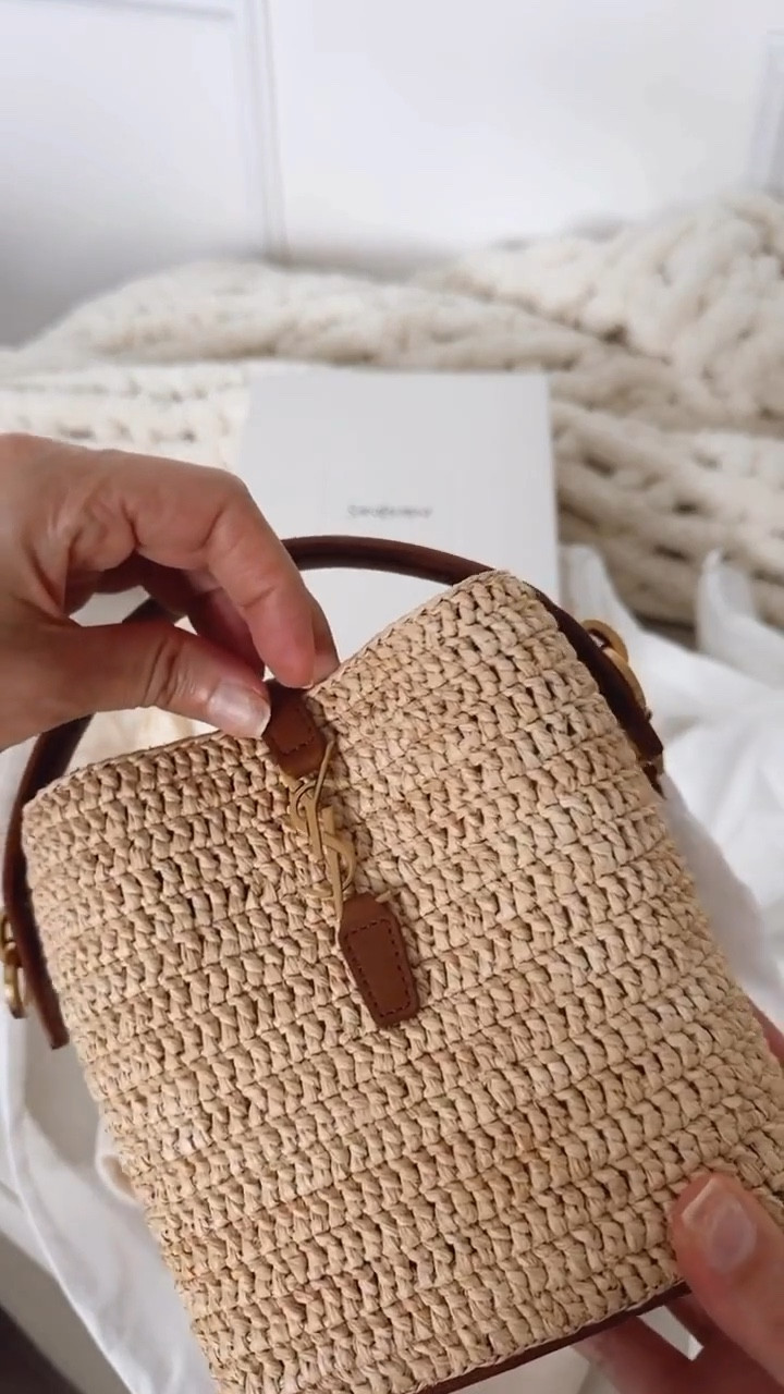 Unboxing my newest spring/summer bag! I’m loving this bag, it’s so pretty and perfect for the next seasons that are coming 




#LTKU #LTKSeasonal #LTKOver40