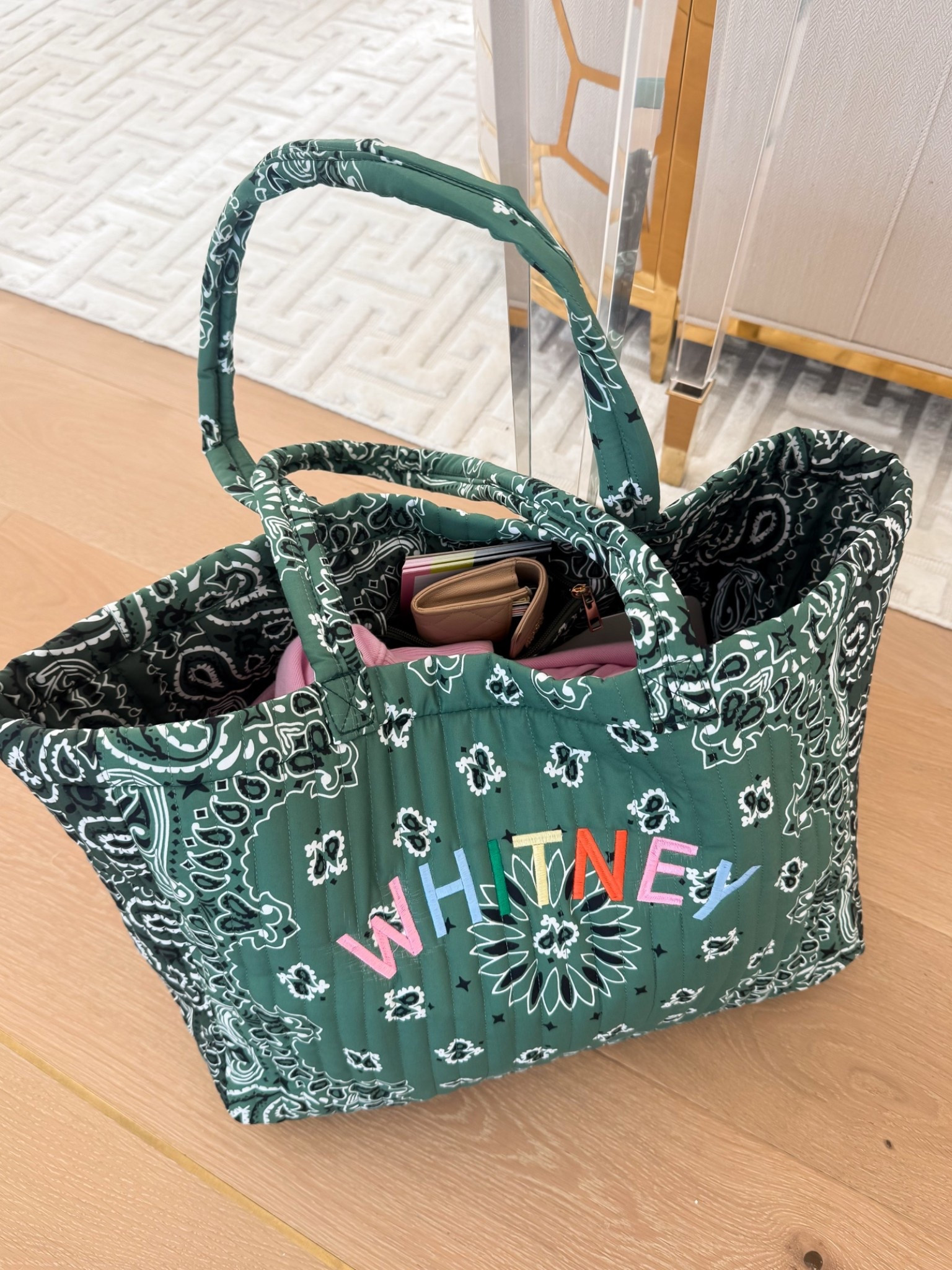 Cutest new bandana tote! 
Would make for a great Christmas gift! @sprinkledwithpinkshop