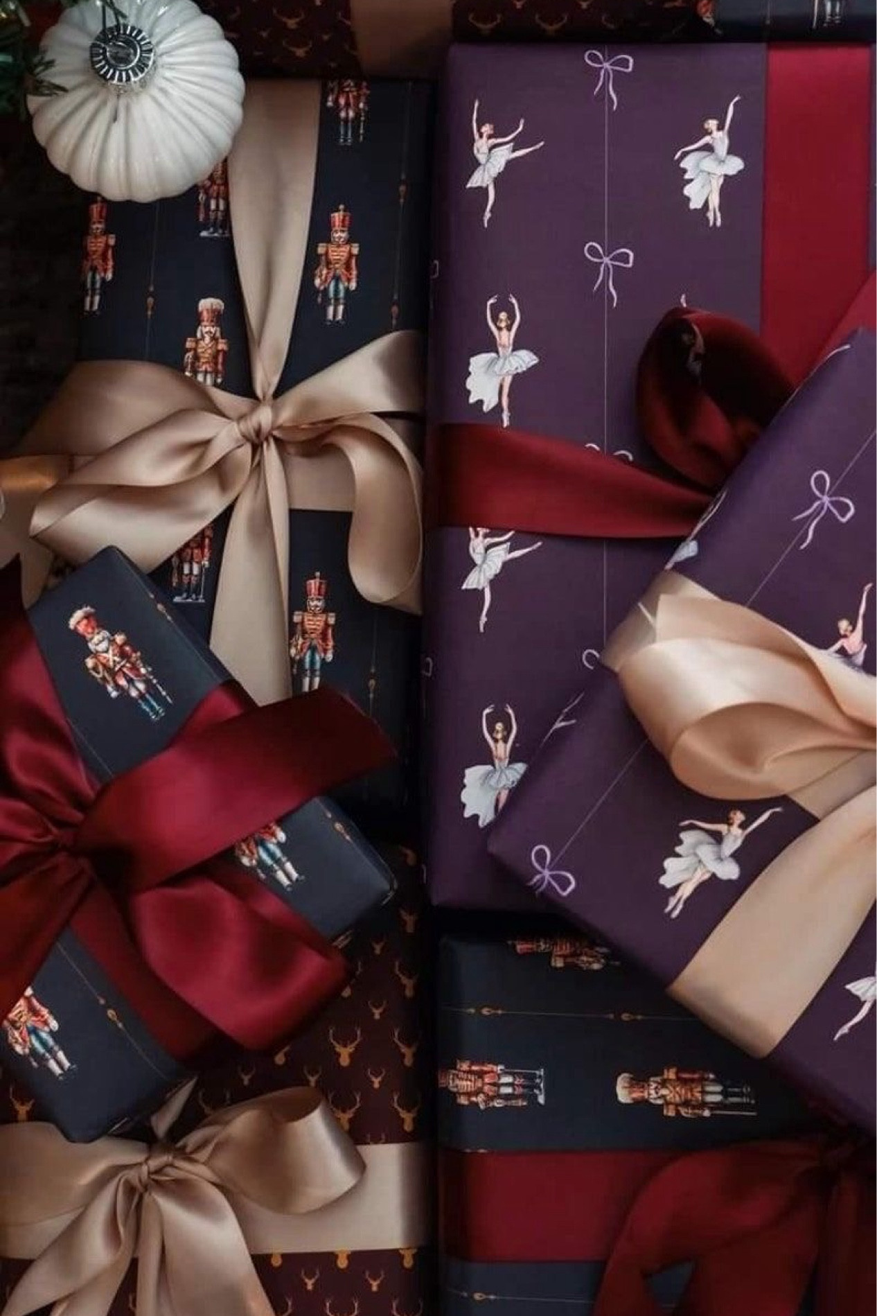 Elegant Christmas Gift Wrapping paper 