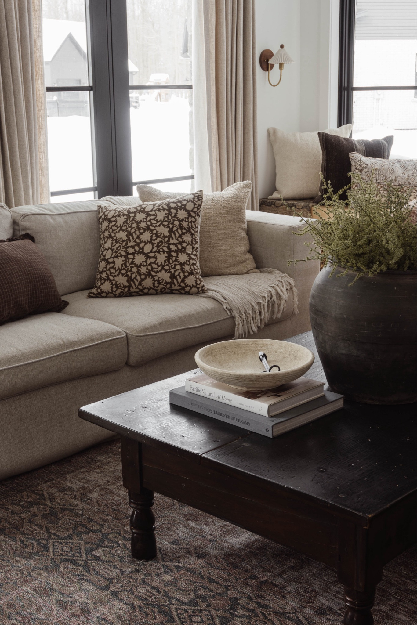 Earthy living room decor details.

#neutralinteriors #interiorstyling #homedecorfinds #livingroomdecor #vintagefinds
