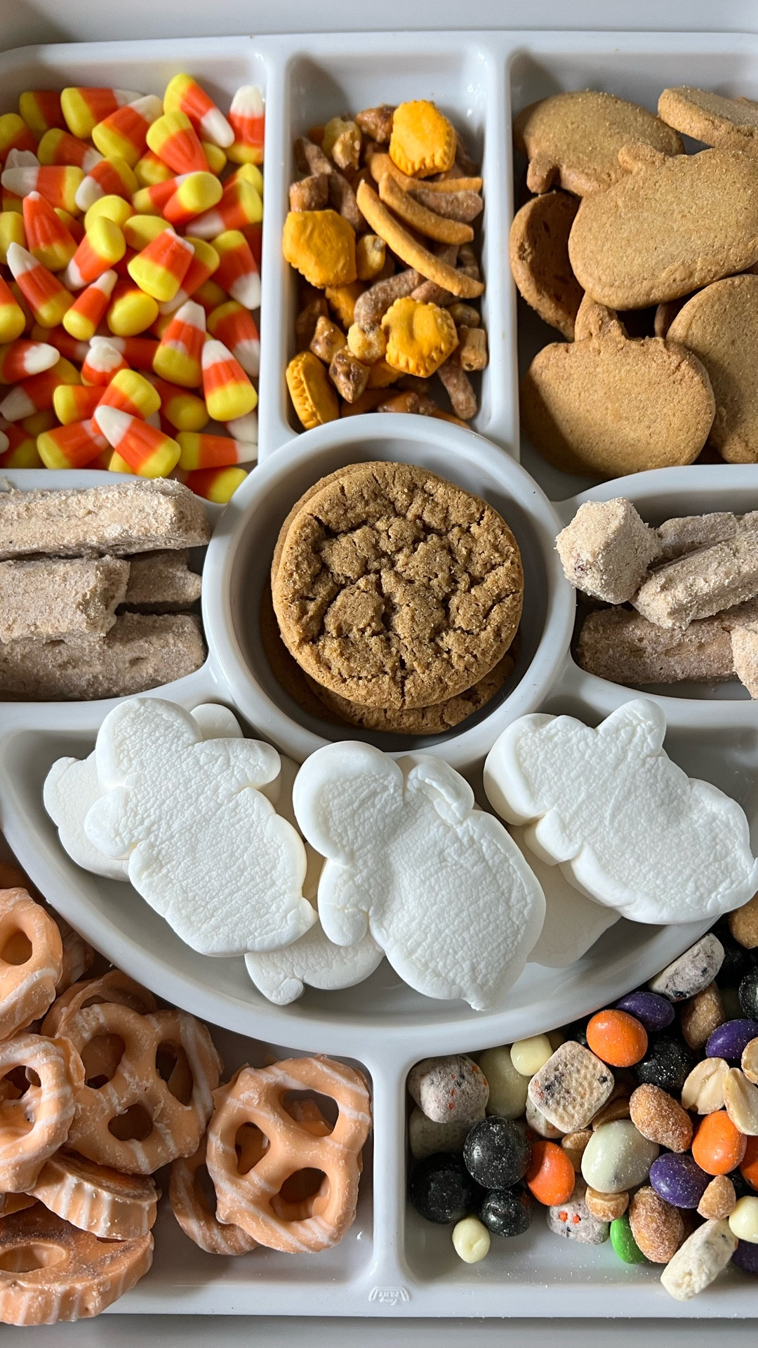 POV: You’re the cool Halloween hostess who shows up with the treat board everyone can’t stop talking about 👻🖤 I made this spooky sweet charcuterie board using my @shopfancypanz, and it turned out so cute! The best part? I can just pop the lid back on when we’re done! No-bake, no stress, all treats 🍫🍬 

#LTKHalloween #LTKParties #LTKSeasonal