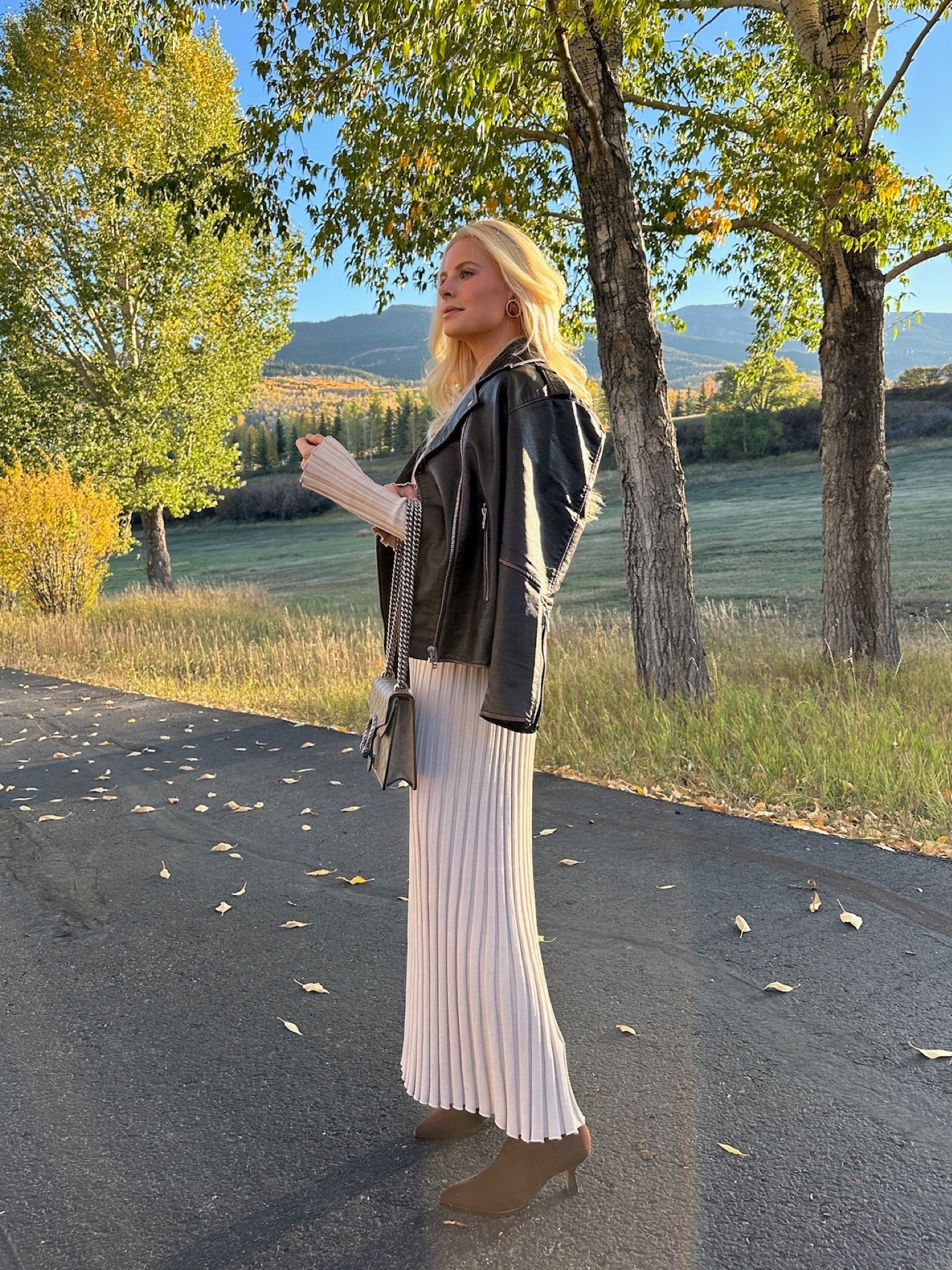 SIZE: med in jacket, linking similar dresses and boots! #kathleenpost

Aspen outfit inspo, mountain chic look, fall transition outfit, fall date night outfit, fall fashion inspo

#LTKootd #LTKTravel