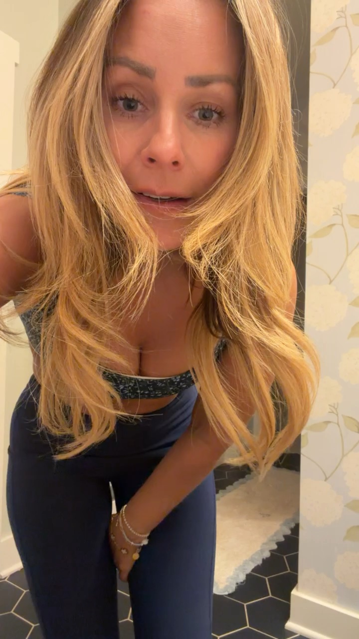 Things that don’t suck: these leggings, this bra, and finding an outfit that makes you feel put together without even trying. 🤍  The leggings pass the squat test, the bra is actually comfortable enough to wear all day, and together they're the kind of basics you'll reach for on repeat.

#LTKxAbercrombie #LTKmomlife #LTKActive