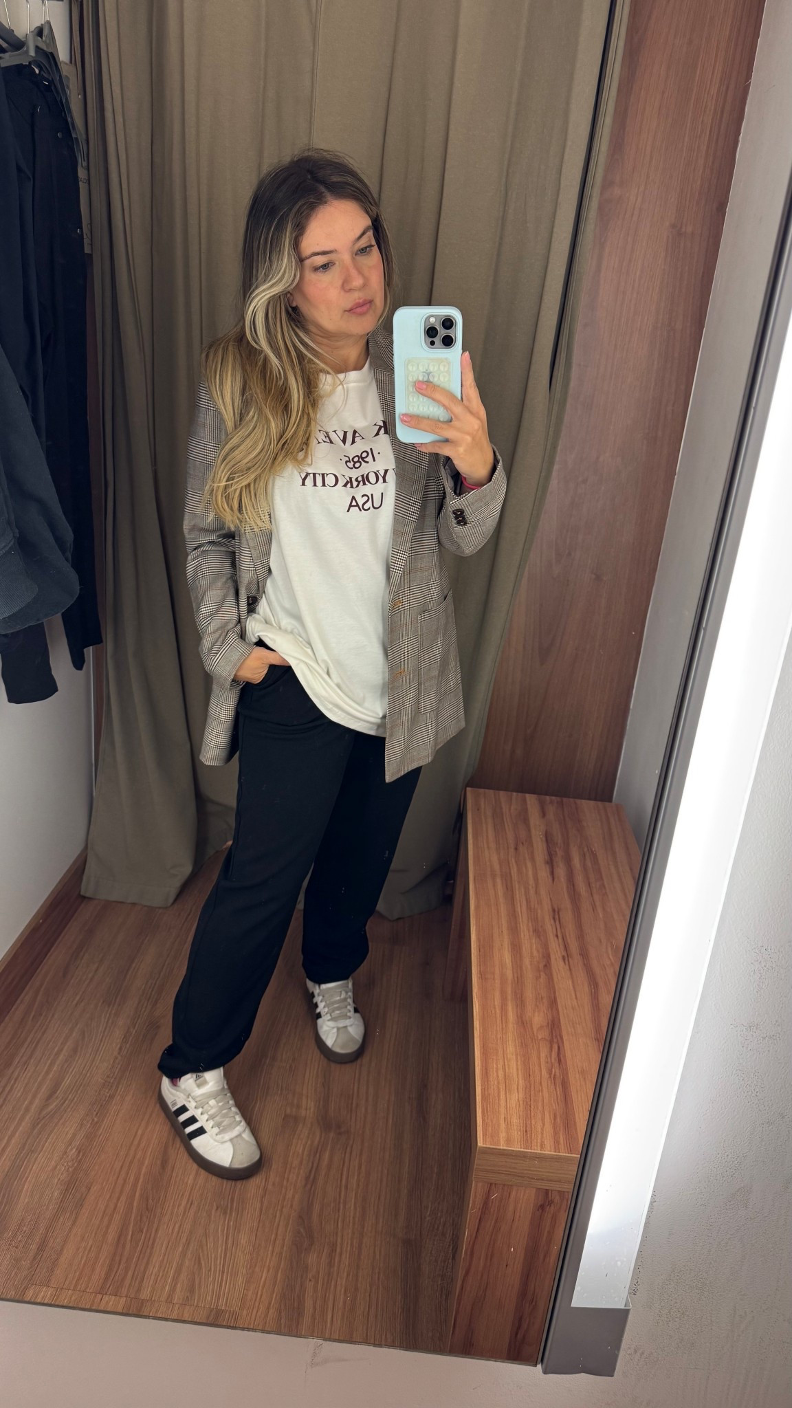 Look perfeito com Blazer xadrez e tênis ! 🤍✨

#LTKbrasil #LTKviagem #LTKlookdetrabalho