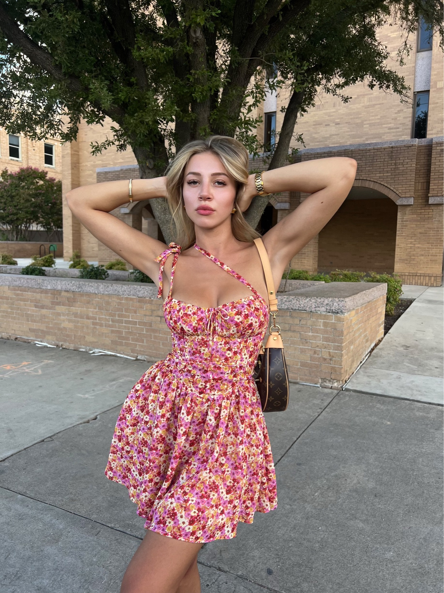 My go-to choice for a summer dress which also turnes into a fall dress when adding knee boots and stockings 

#LTKfit #LTKstyletip #LTKSeasonal