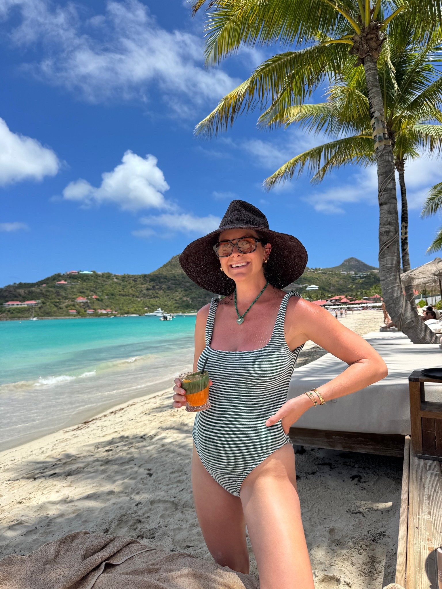 Beach day bumpin🌊🐚

Suit is Elysiian (cannot find here but linking similar) 🥑