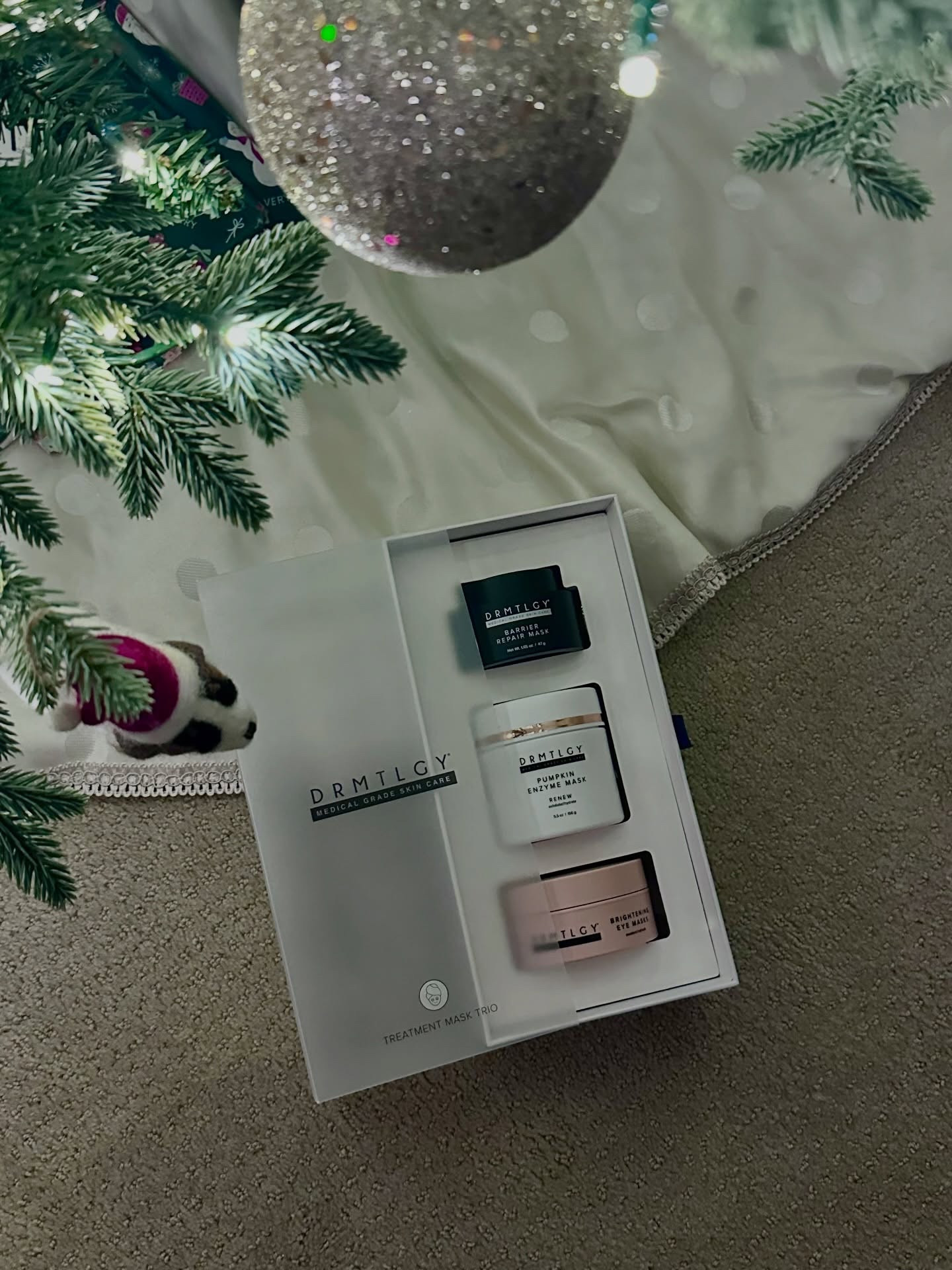 A little glow goes a long way ✨🎁
Bringing cozy vibes and radiant skin into the holidays with my favorite @drmtlgy essentials.

This treatment mask has been my current fave & makes for a great gift this holiday season! 30 % off sale right now as well! 

Thoughtful, effective, and so giftable — the kind of skincare that makes winter feel brighter.

#DRMTLGYPartner #ad