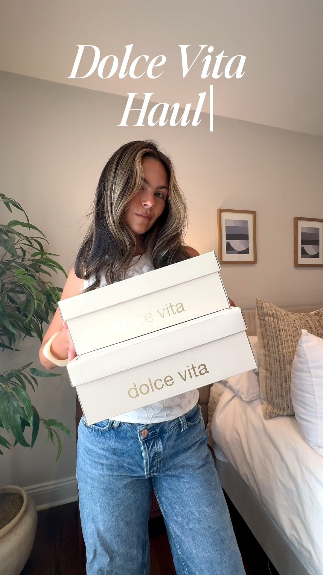 How fun are these spring shoes from Dolce Vita ?! I would suggest sizing down a half size in both pairs!

#dolcevita #dolcevitashoes #springshoes #springsandals #sandals #kittenheels #sneakerballerina #balletflat #shoes #gifted 