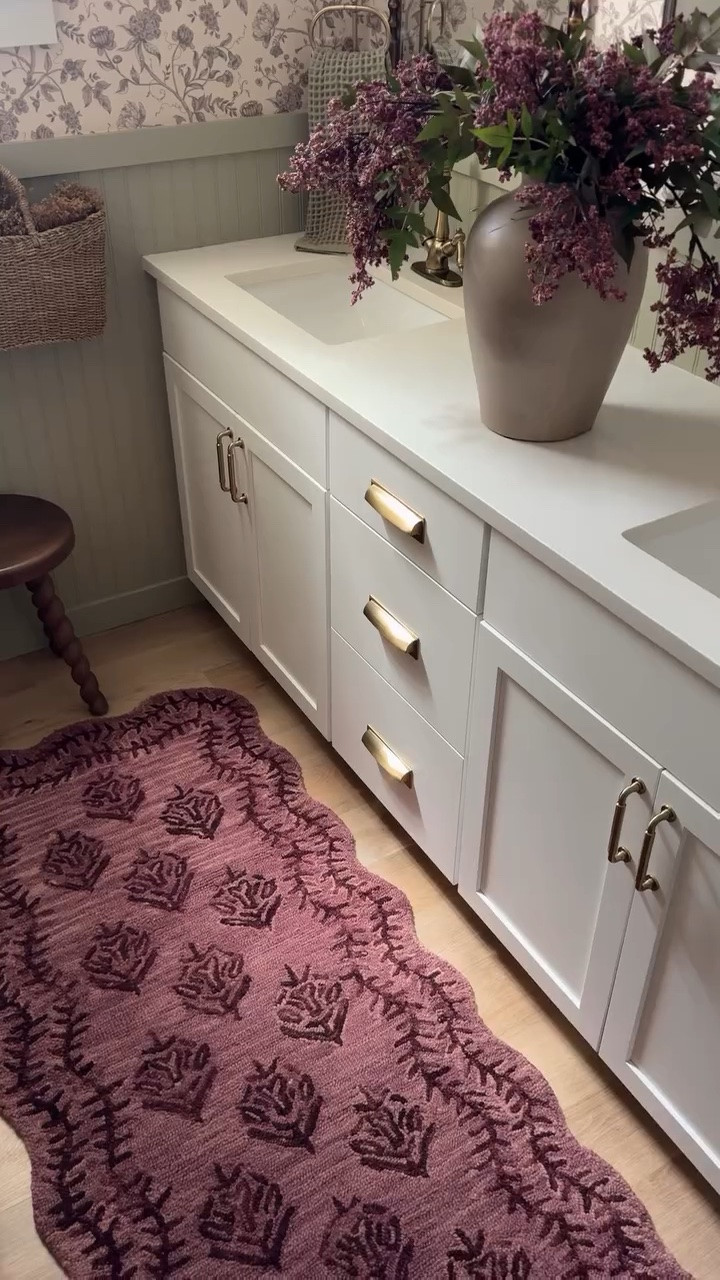 Loving my newest rug from at @riflepaperco X @loloirugs. The scalloped edges and block print are perfect for this spring season. Available in several colors. 

🔗🔗🔗Comment RUG for link!

Details:
Lisette LST-01
Plum
2’6” X 7’6”