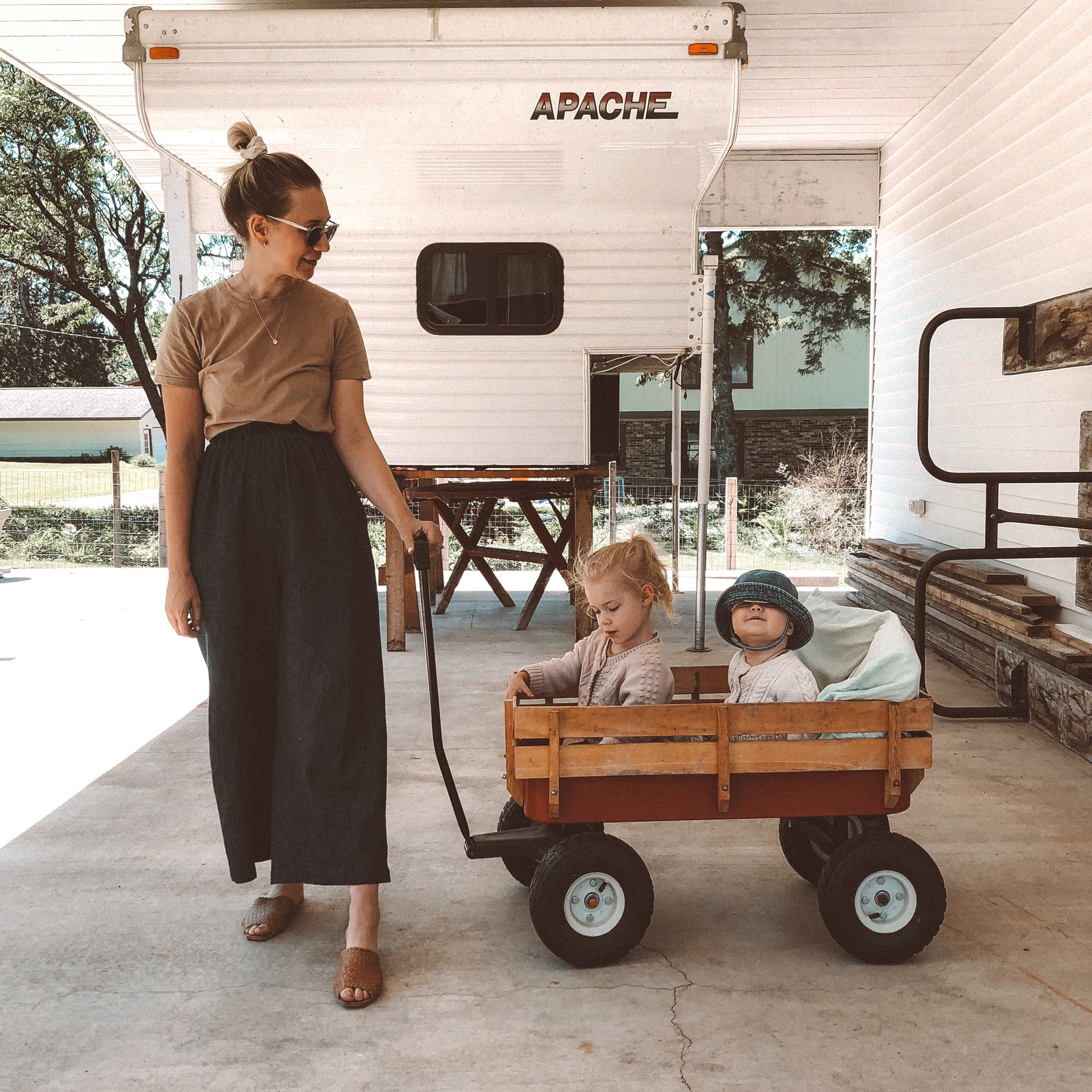 Warm weather mom outfit idea 

#LTKSeasonal
