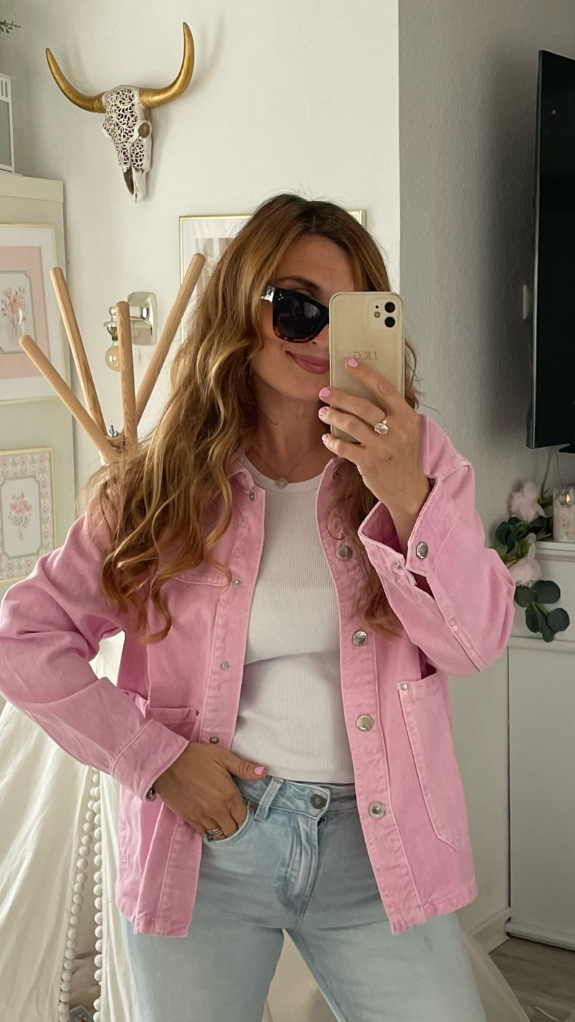 Lust auf einen frischen Farbtupfer in deinem Kleiderschrank? Kombiniere eine pinke Oversized-Jeansjacke mit einem schlichten weißen T-Shirt und hellblauen Jeans für den perfekten Casual Chic Look. Ideal für den Frühling oder kühle Sommertage! Wie gefällt dir diese Kombination? Speichere den Pin für deine nächste Outfit-Inspiration. #fashionstylebyjohanna #pinkjeansjacke #casualoutfit #pastelllook #ootd #frühlingsoutfit #streetstyle

#LTKeurope #LTKdeutschland #LTKstyletip