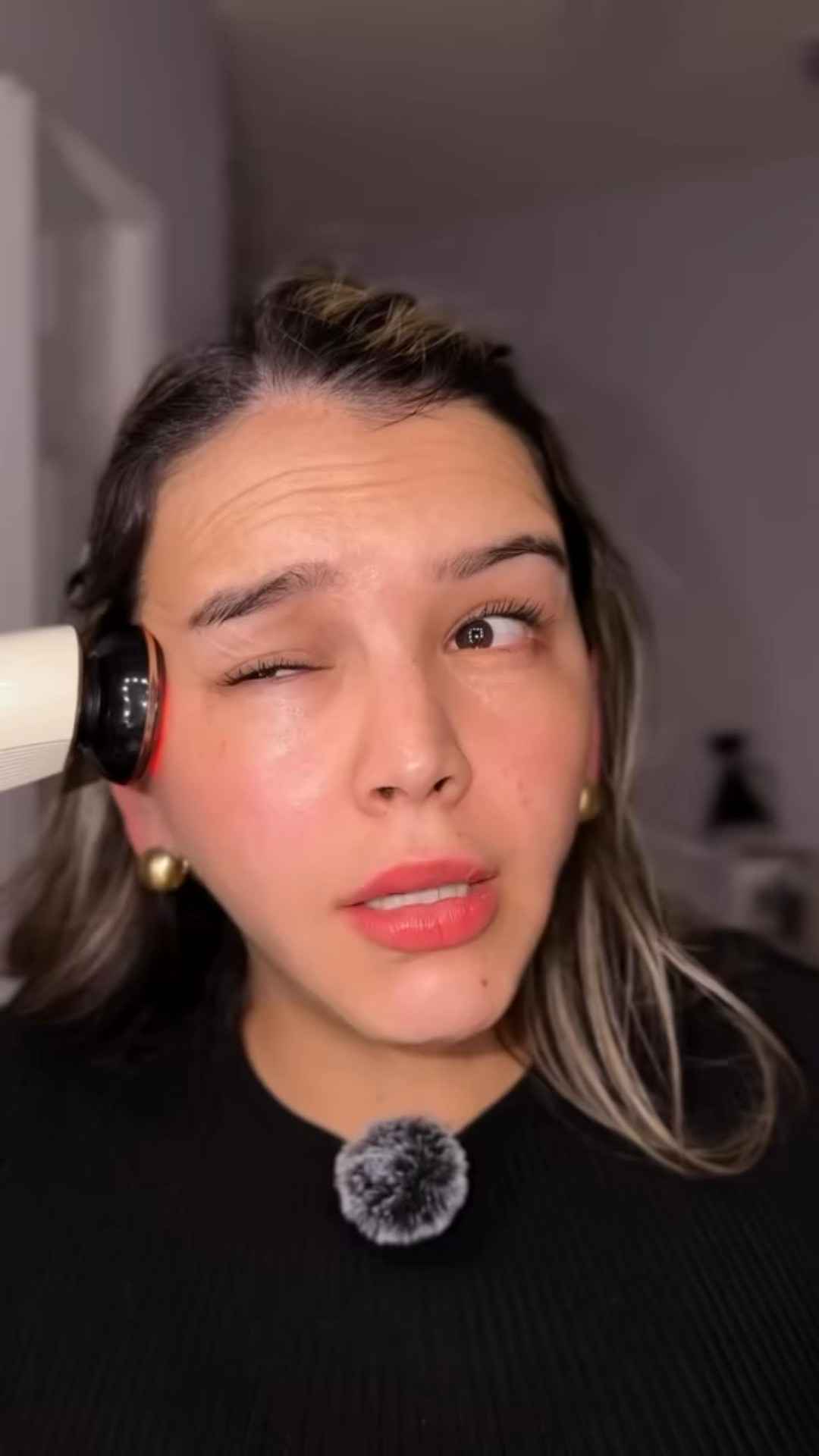 JAJA miren mi ojo 😵🤣
pero es que así de
fuerte trabaja este aparato.
Yo ya usaba el chiquitito para ojos y labios, pero este es el upgrade para TODO el rostro.
Microcorriente + luces LED para levantar, tensar y definir la cara en casa.
Solo 10 minutos al día y listo.
Te dejo el link aquí abajo — ahora mismo tiene descuento
corre porque vuela.
#INIA #INIAFlare #INIAReview #cuidadodelapiel #antienvejecimiento aprobadoporlafda 
@theinia_official