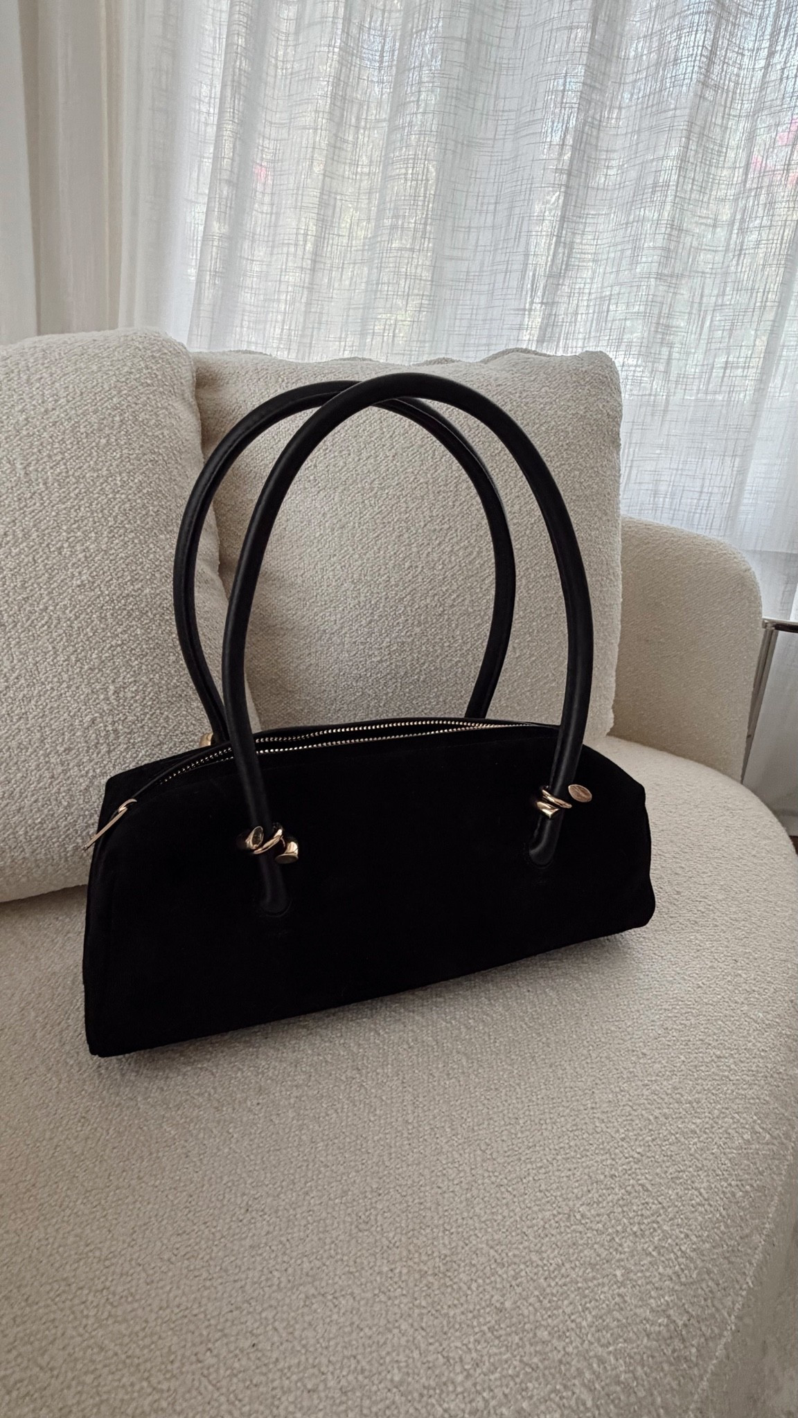 How beautiful is this black bag?! Perfect for year round and it will instantly elevate any look #stylinbyaylin #simkahi

#LTKootd #LTKSeasonal