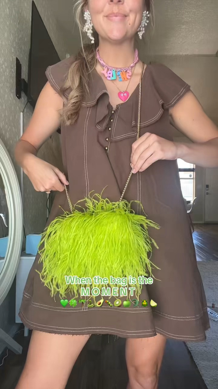 A moment for the bag!!  

Feather crossbody purse makes for the perfect statement piece! 

#feather #modaluxe #dopaminedressing

#LTKootd