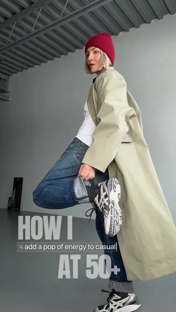 Just a go-to weekend formula I never get tired of - vintage jeans, skater tee, "welness" sneakers, and an oversized coat...this weekend - my new coveted trench. Then, just  a little touch of energy - a red beanie or a sweatshirt thrown over the shoulders - to take it from blended‑in to noticed. Casual doesn’t have to be invisible. Just thoughtfully easy. ♥️

Coat note: My first-ever trench @raeyofficial sourced via @curateandrotate - not the classic cut, but a timeless statement in its own way. Acquired recently and am already planning all the ways to wear it.

Links coming tomorrow in stories.

#popofred #raey #trenchcoat #over50 #vintagelevis