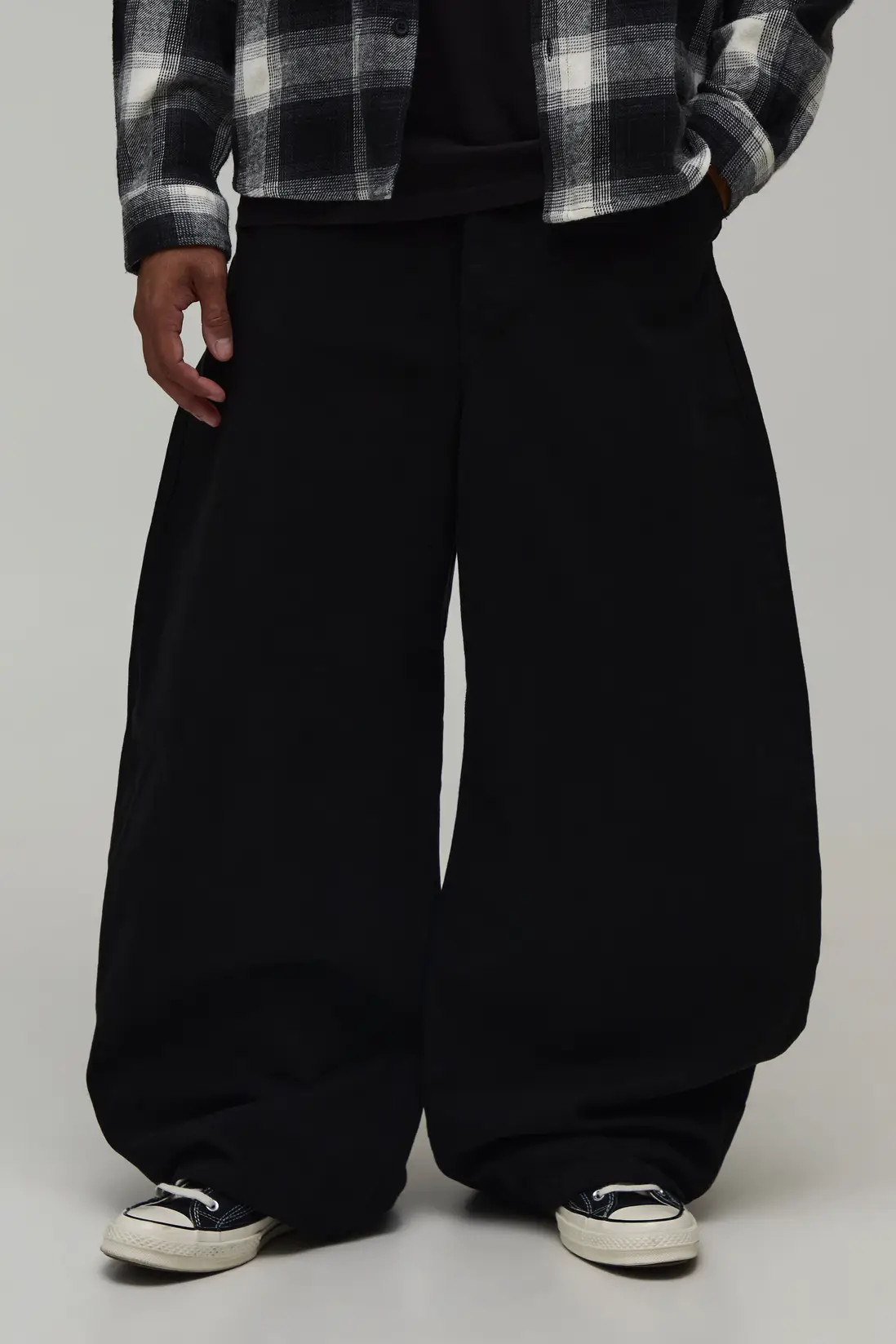 Black Barrell Leg Half & Half Waistband Washed Twill Trousers | BOOHOOMAN USA | boohooMAN (US & Canada)