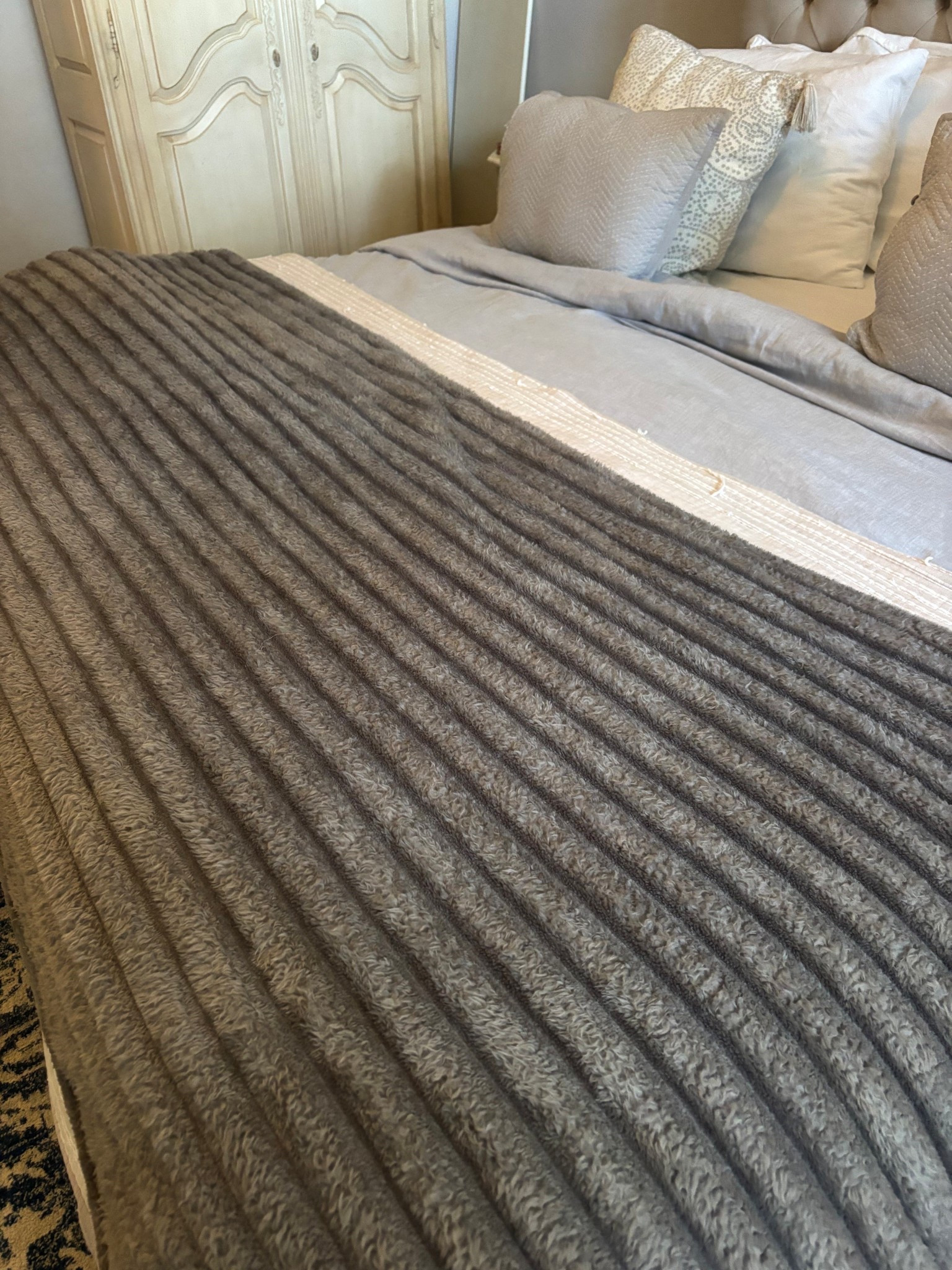 My favorite gift from the holidays is this king size blanket! Looks expensive but isn’t!

#LTKmomlife #LTKFindsUnder50