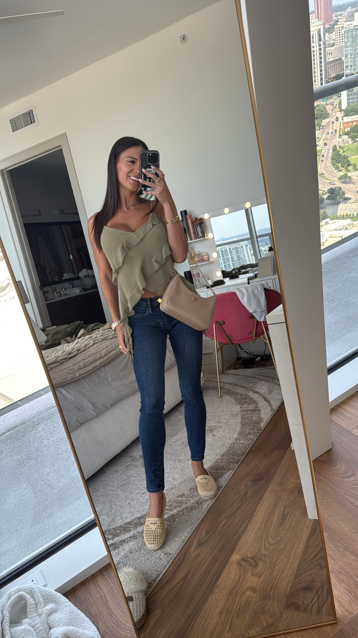 Jeans are from frame but they are sold out the closest I can find was these hollister ones! 