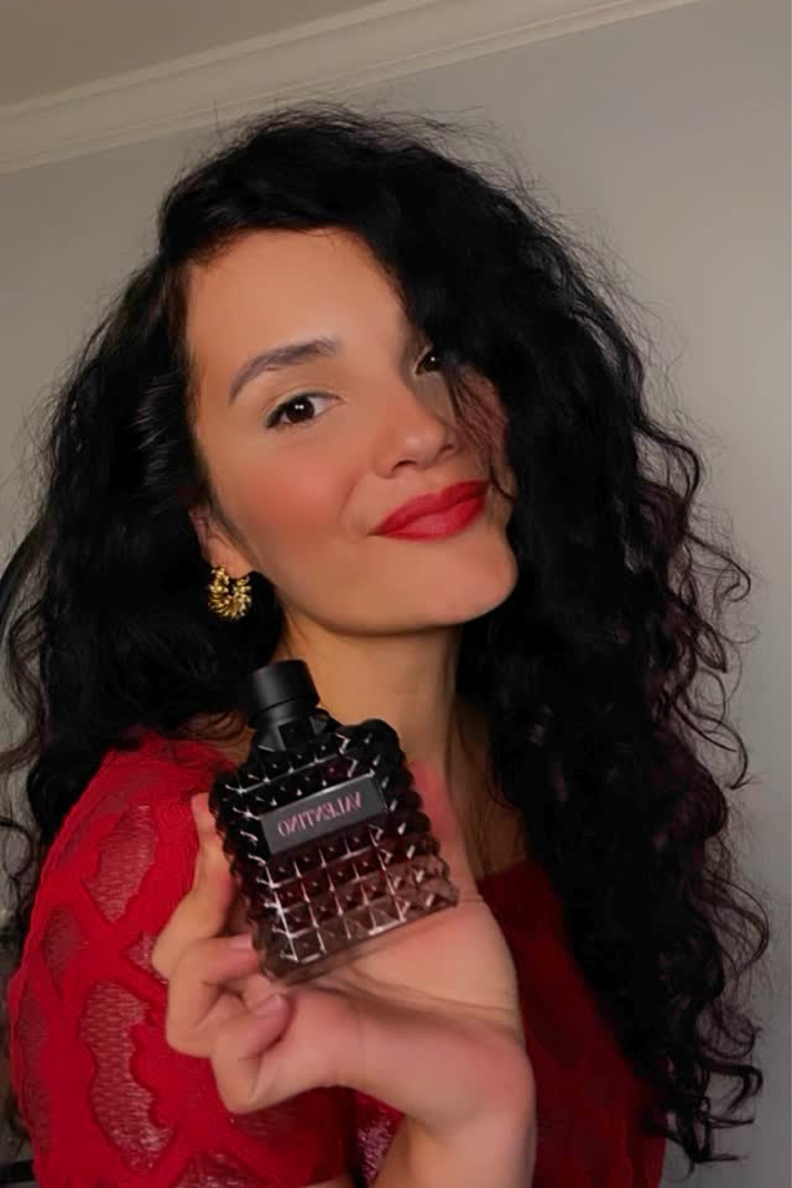 Valentino Born in Roma is all about embracing power, elegance, and grace. It’s the perfect fragrance that balances strength with sophistication, making it a must-have touch to elevate any holiday outfit ✨

.
.
#fragrance #fragrância #gift #giftideas #womenempowerment #giftedbyvalentinobeauty #gifted #borninromaintense #holiday #holidaygift #ootd #best #love #fragrances #2025 #fyp