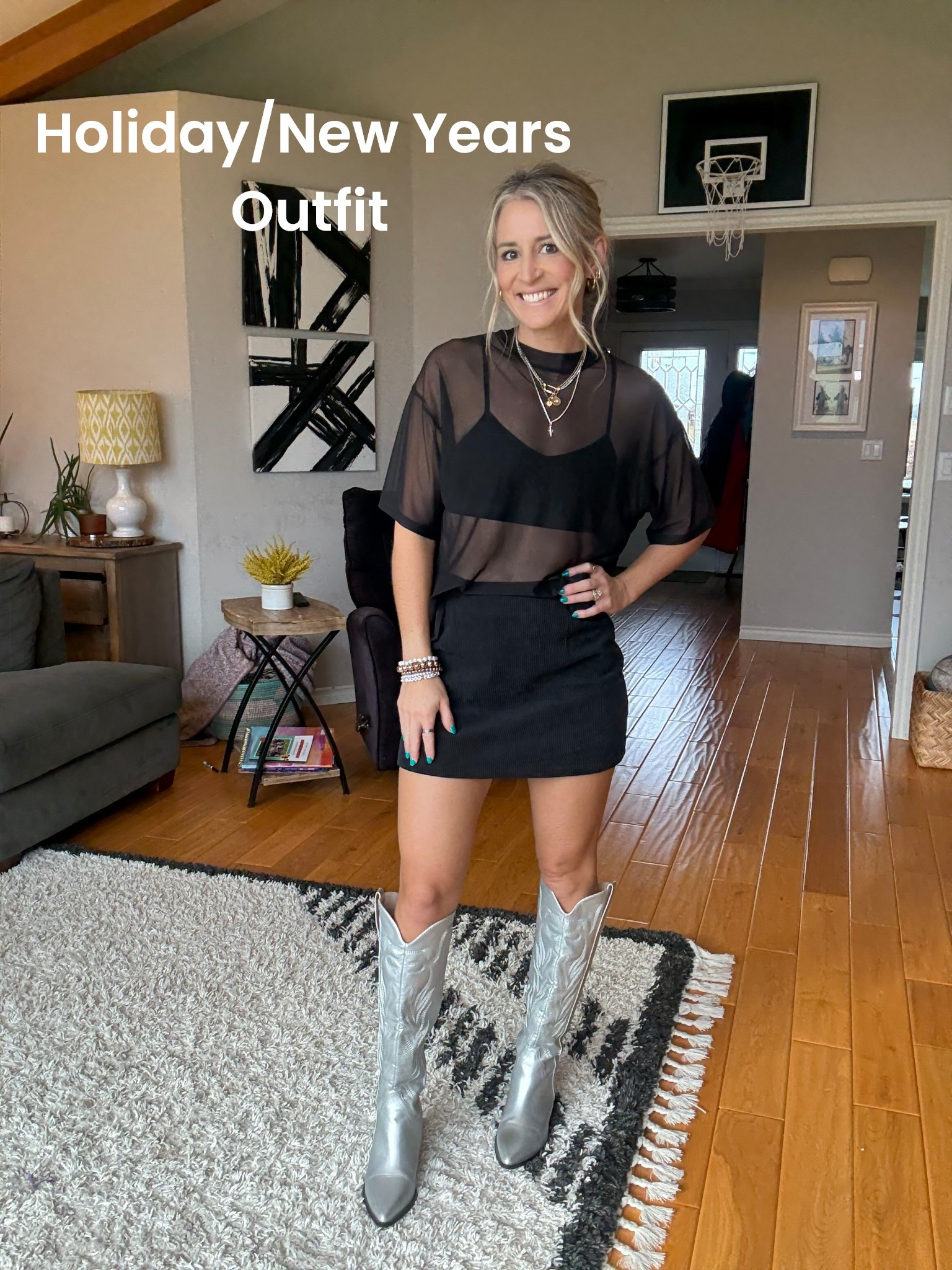 Christmas or New Years Party anyone!?😚
#christmaspartyoutfit #newyearsoutfit #skirt #silverboots #meshshirt