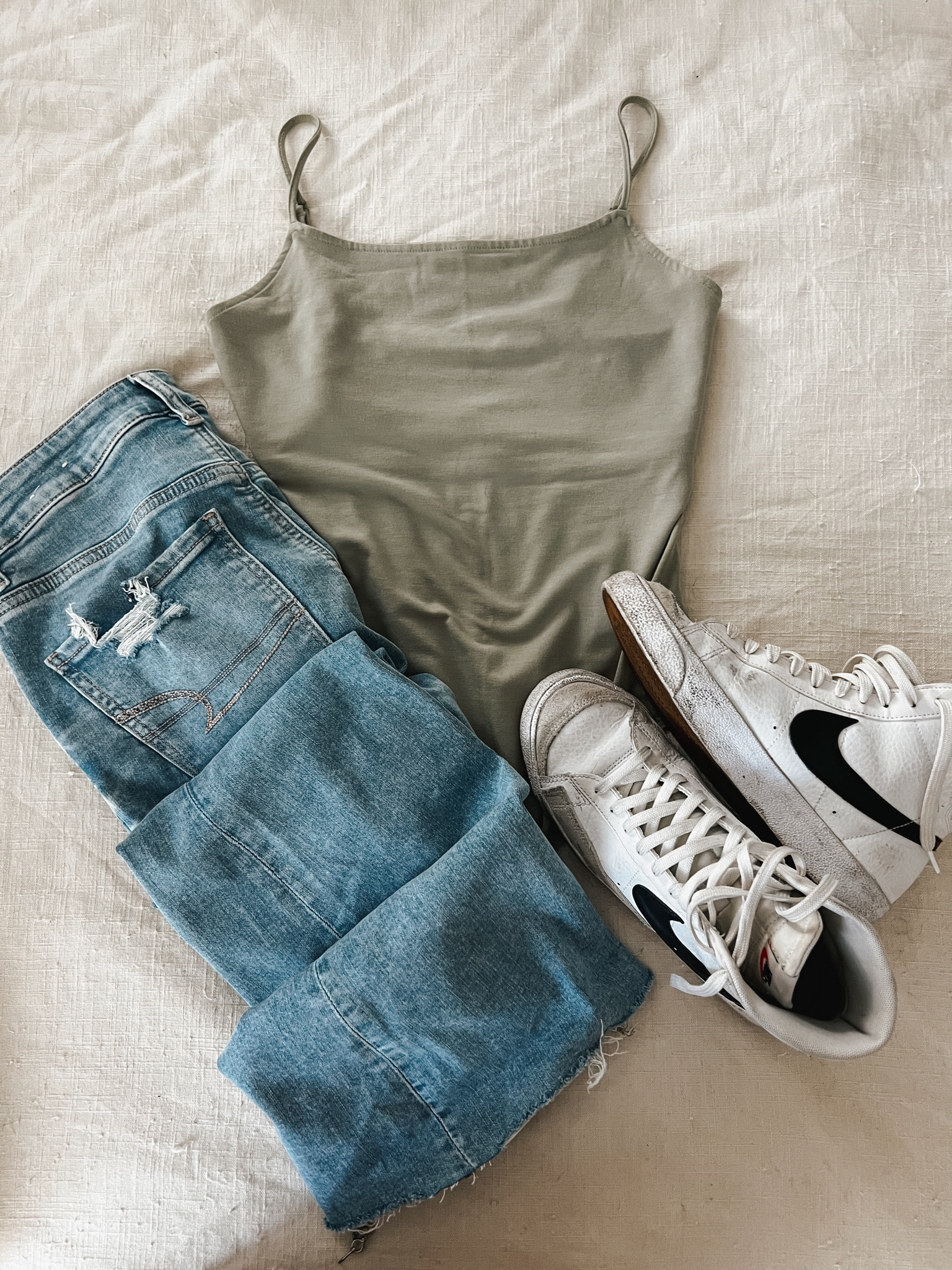 casual spring outfit 🫶🏼
🚨tip: when buying blazers, save $$ by getting big kids sizes! nike has a conversion chart, but for me, i’m a women’s 8 and am a 6.5-7 in big kids sizes! 
#ae #americaneagle #nike #bodysuit #basics #springbasics #summerbasics