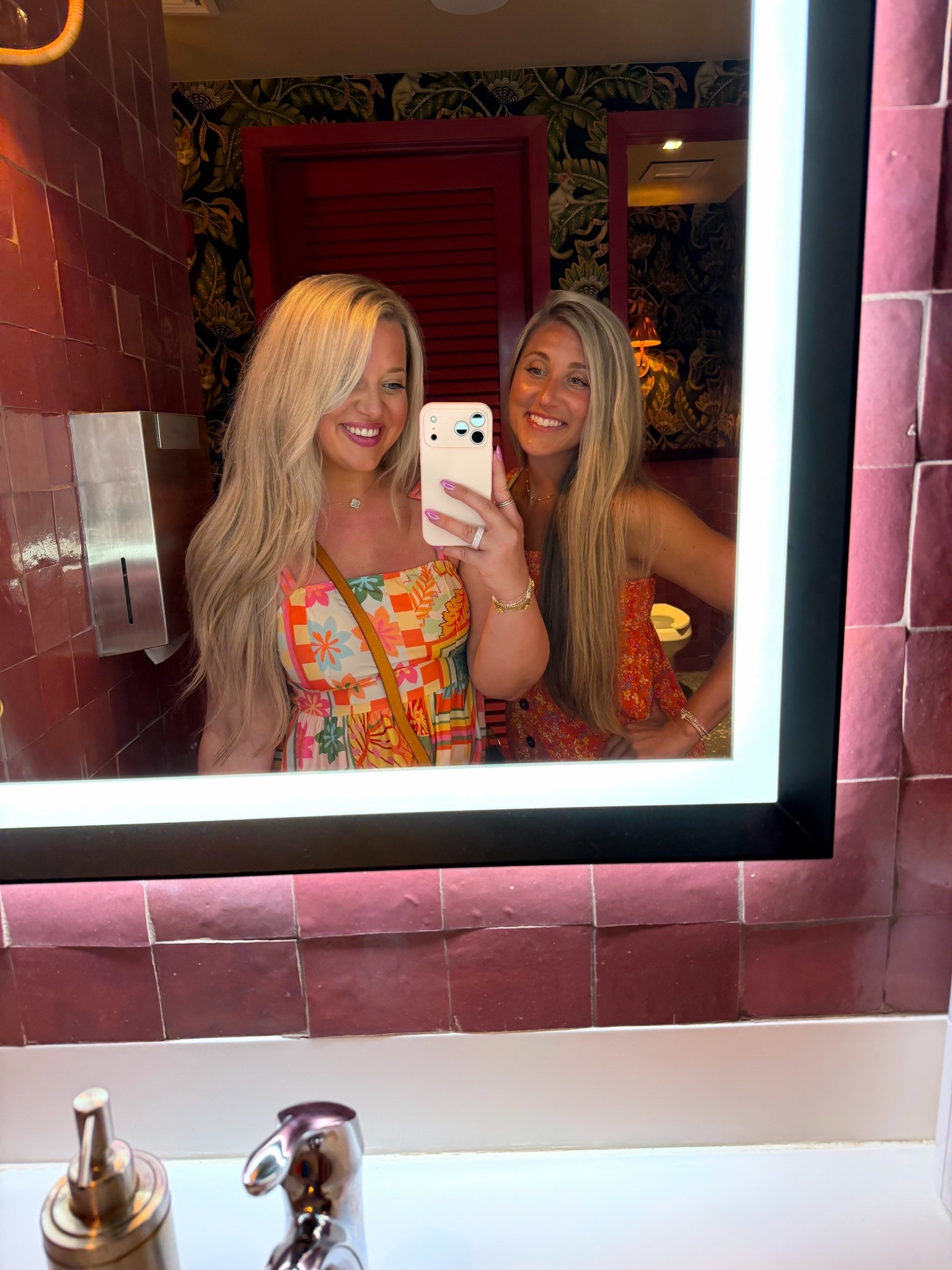 POV: You found the cutest bathroom at Tommy Bahama and obviously had to take a sun-kissed mirror pic. ☀️🌴📸🪞✨