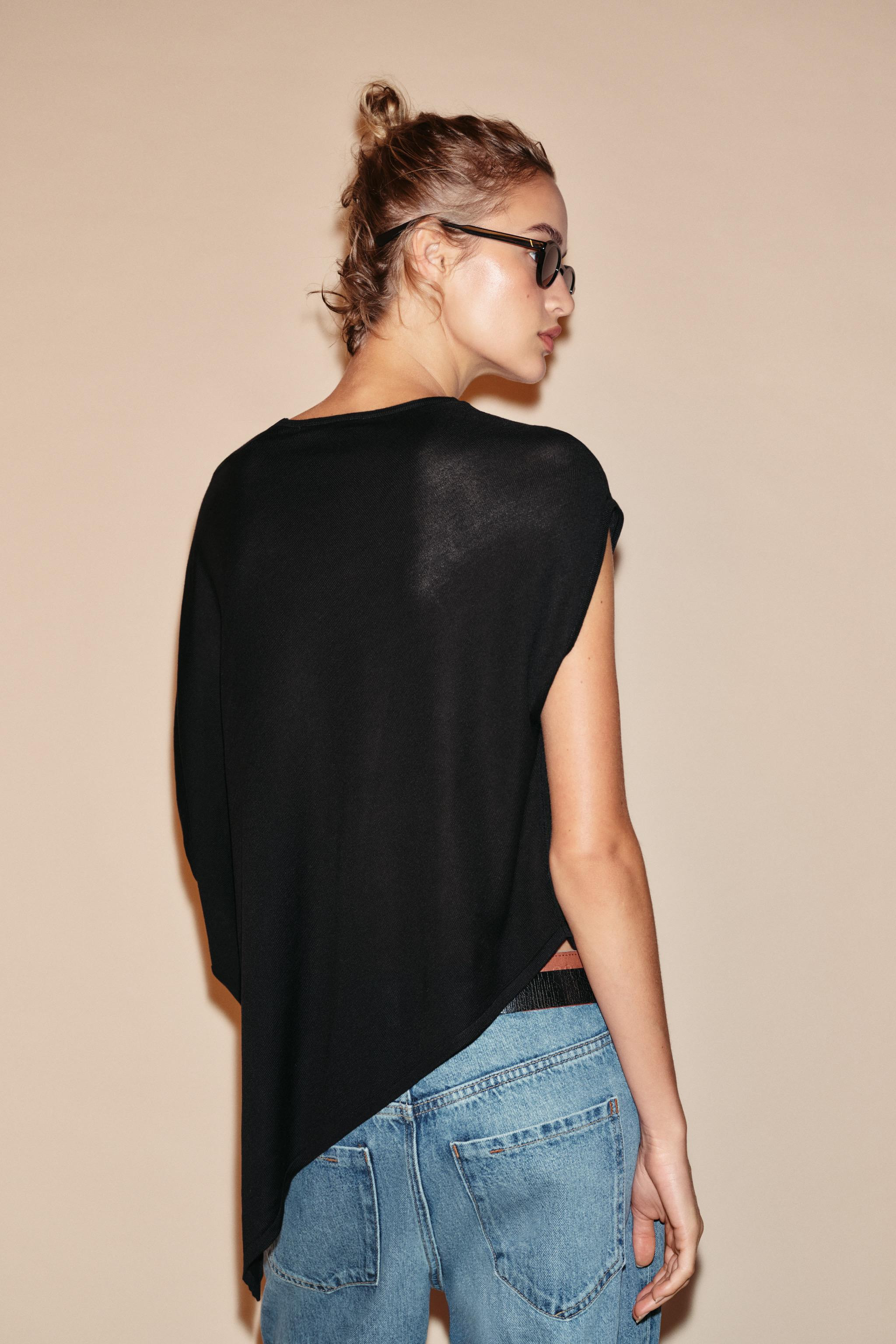 Oberteil mit Rundhalsausschnitt und kurzen \u00c4rmeln. Asymmetrischer Saum. | Zara DE