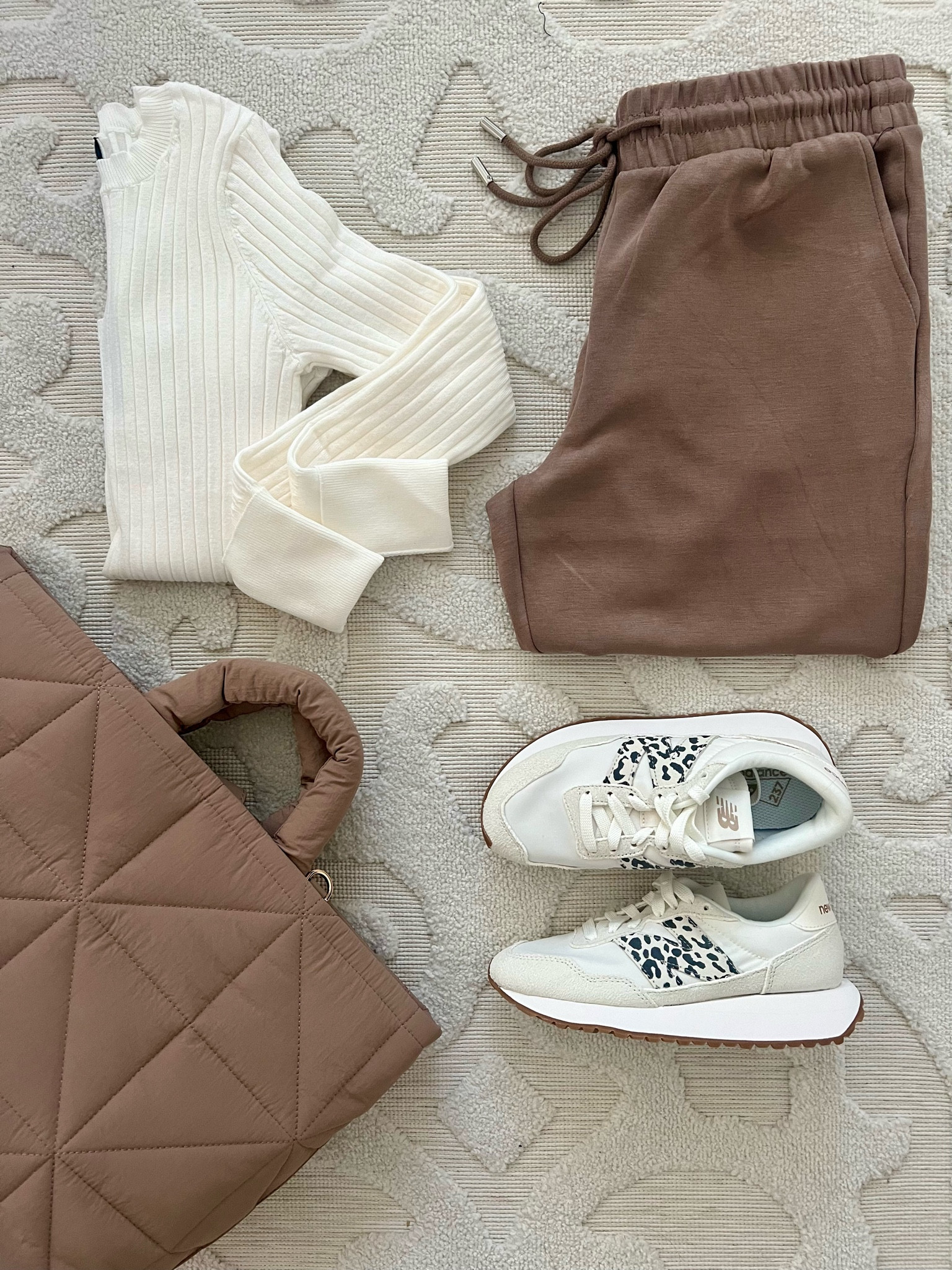 comfy outfit - lounge pants are super soft and only $20-22 

#LTKSaleAlert #LTKFindsUnder100 #LTKFindsUnder50