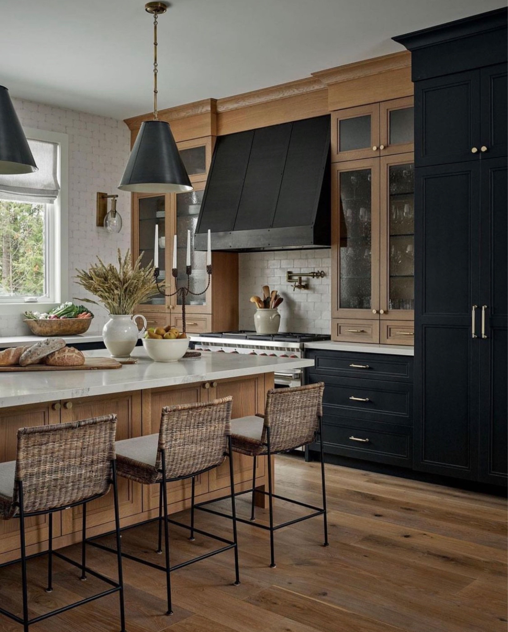 kpd the daily dose: shop this kitchen 
design: @haleyclareinteriors @lindsaymens @tominteriordesign
📷: @patrickbiller

#LTKhome #LTKstyletip