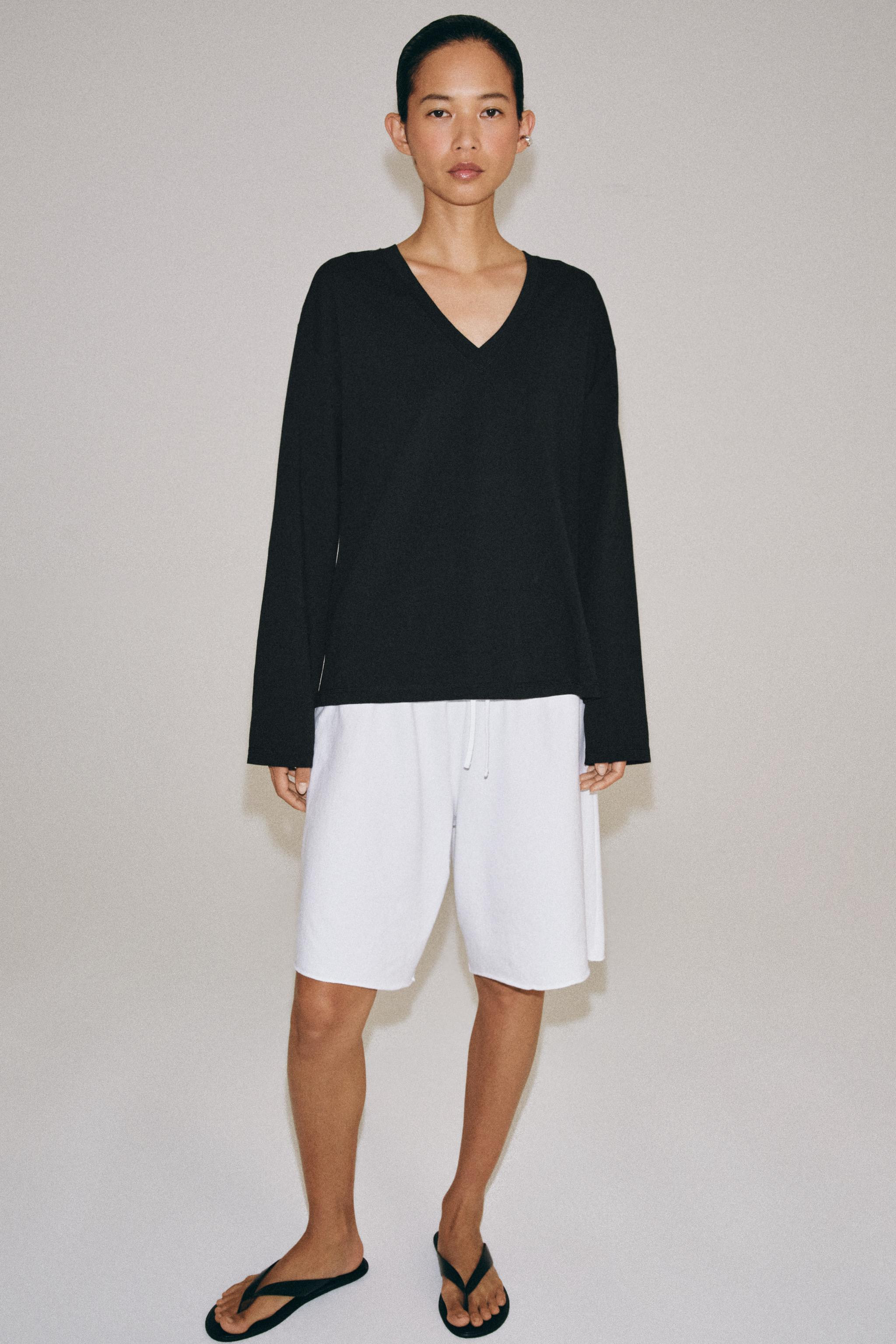 Model height: 178 cmREGULAR FIT - V-NECK - REGULAR LENGTH - LONG SLEEVET-shirt featuring a main f... | Zara UK