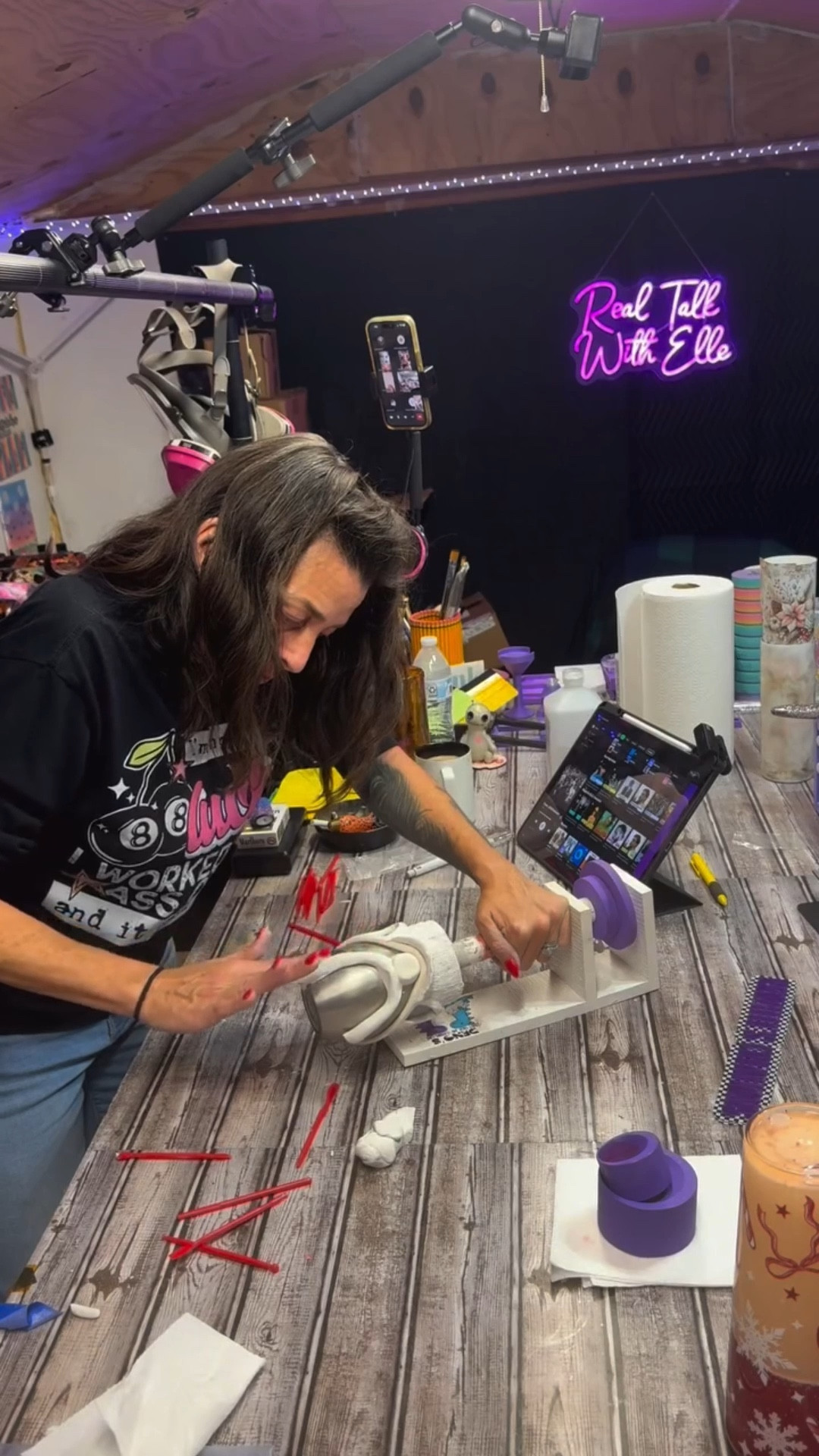 This is me, working behind the scenes late last night for our mentorship challenge, choosing discomfort on purpose.
The early mornings, the late nights, the discipline, the goals — that’s where breakthroughs actually happen.
Growth doesn’t come from waiting until you’re confident.
It comes from doing it scared and doing it anyway.”

If they don’t feel called out just a little, it didn’t land.#rrozellescreations #mentorshiplife #doitanyway #growthseason #comfortzonewho