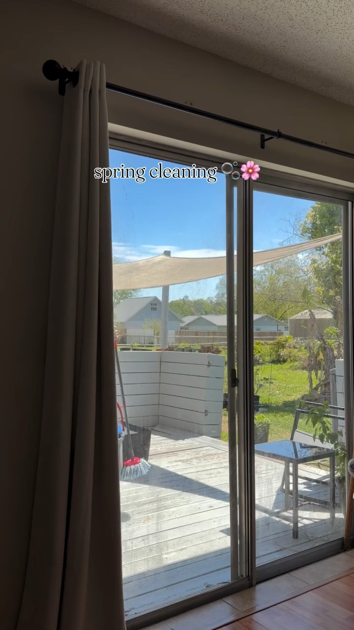 clean windows in the spring 🫧🌸😌 #springcleaning #springclean #spring #springcleaningtime #spinmop