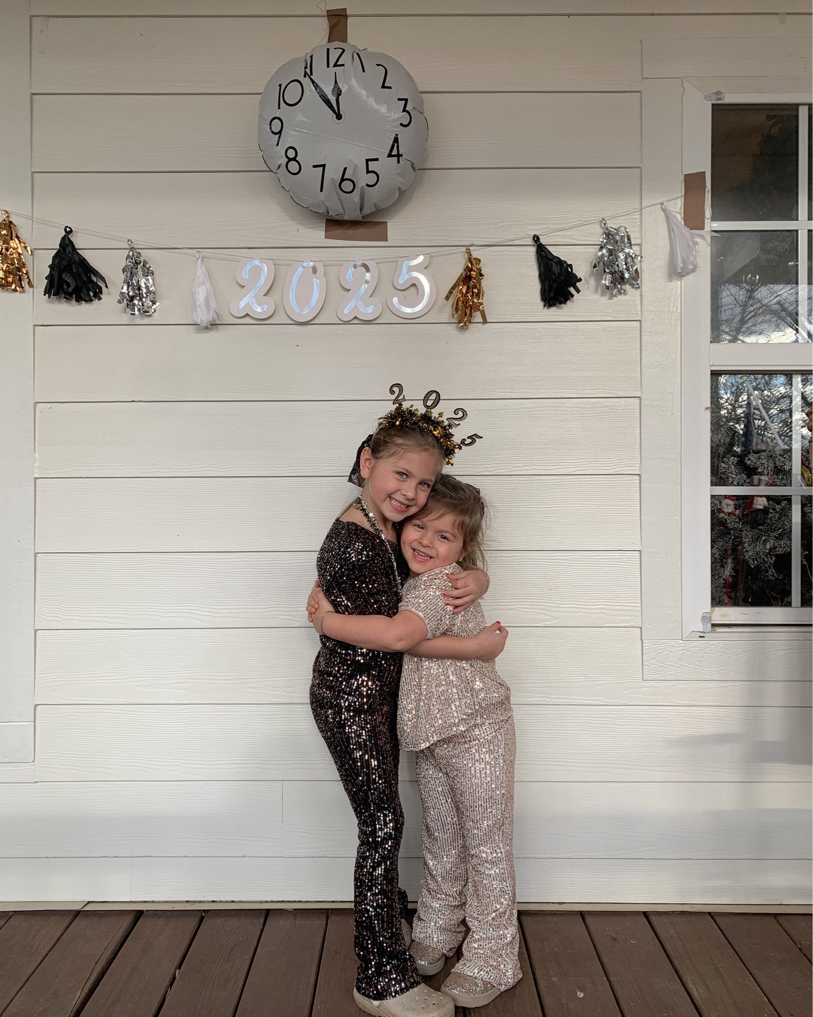 Happy new year from these sisters! 💗💗🎉